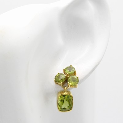 27124379a - Paar Ohrstecker mit Peridots, GG 585/000, 8 Peridots zus. ca. 7.5 ct Schätzpreis: 2500, ...