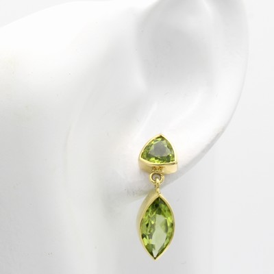 27124380a - Paar Ohrstecker mit Peridots, GG 585/000, 2 dreieckige u. 2 navettef. Peridots zus. ca. ...