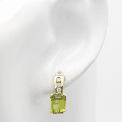 27124382a - Paar Ohrboutons mit Peridots und Brillanten, GG 585/000, 2 Peridots in Krappenfassungen ...