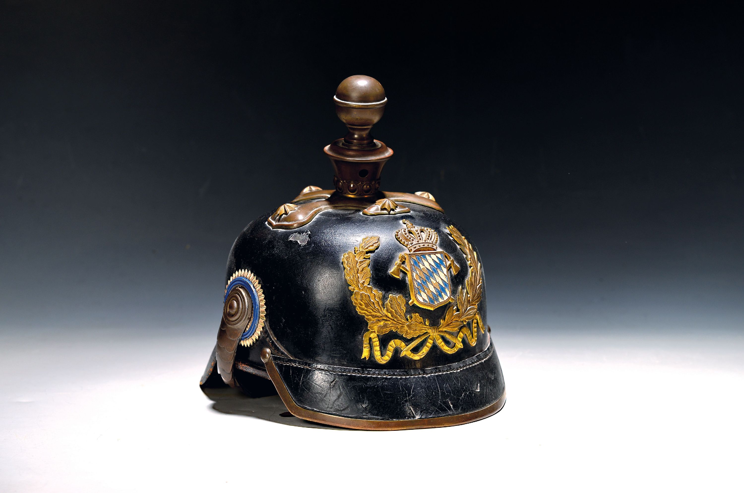 Image 27124402 - Feuerwehrhelm aus Bayern, um 1900, Lederkorpus, Messingapplikation mit bemaltem ...