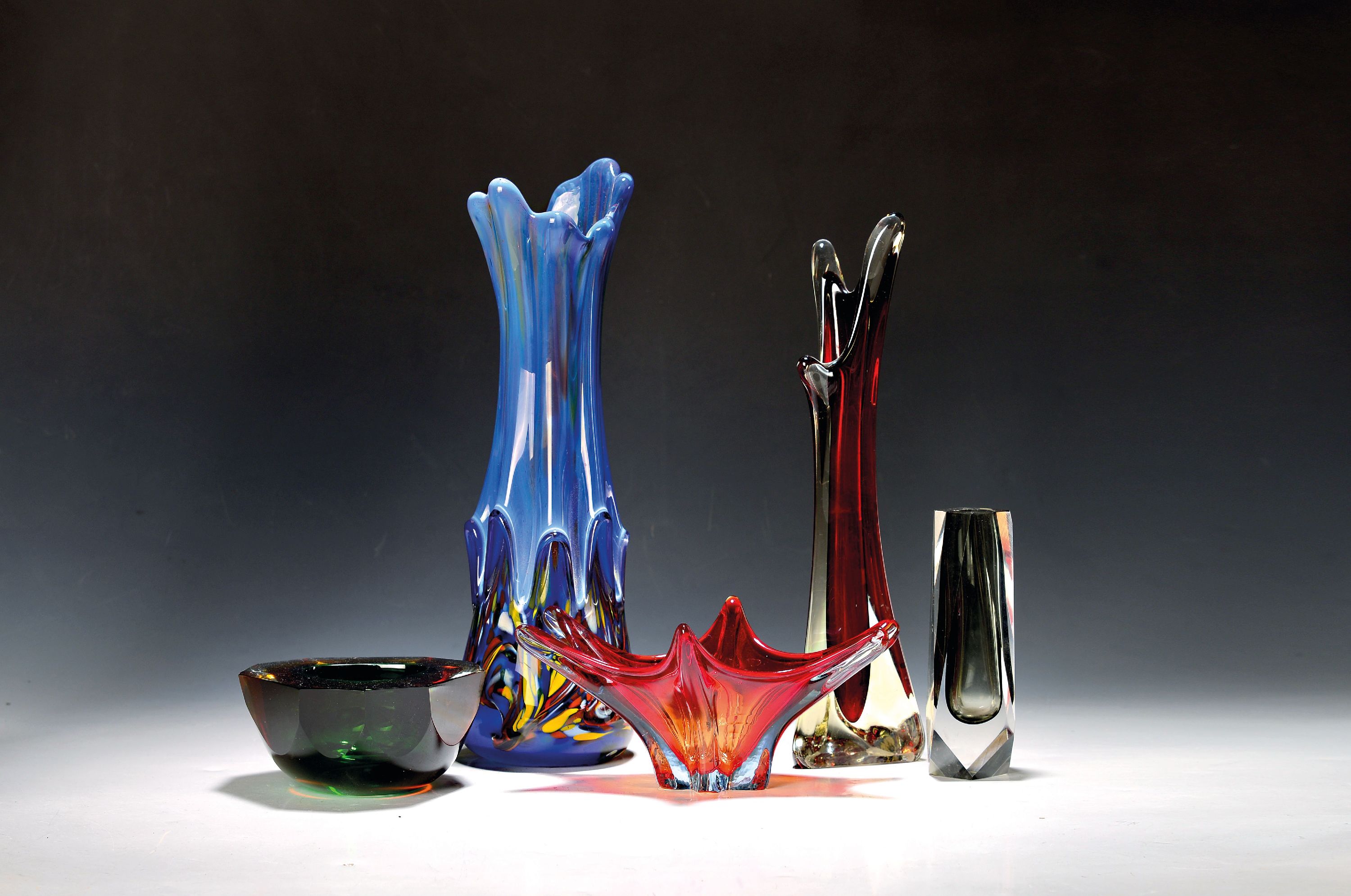 Image 27124403 - 4 Vasen und eine Schale, Murano, 20. Jh., Vase und Schale facettiert mit zwei bzw. einem ...