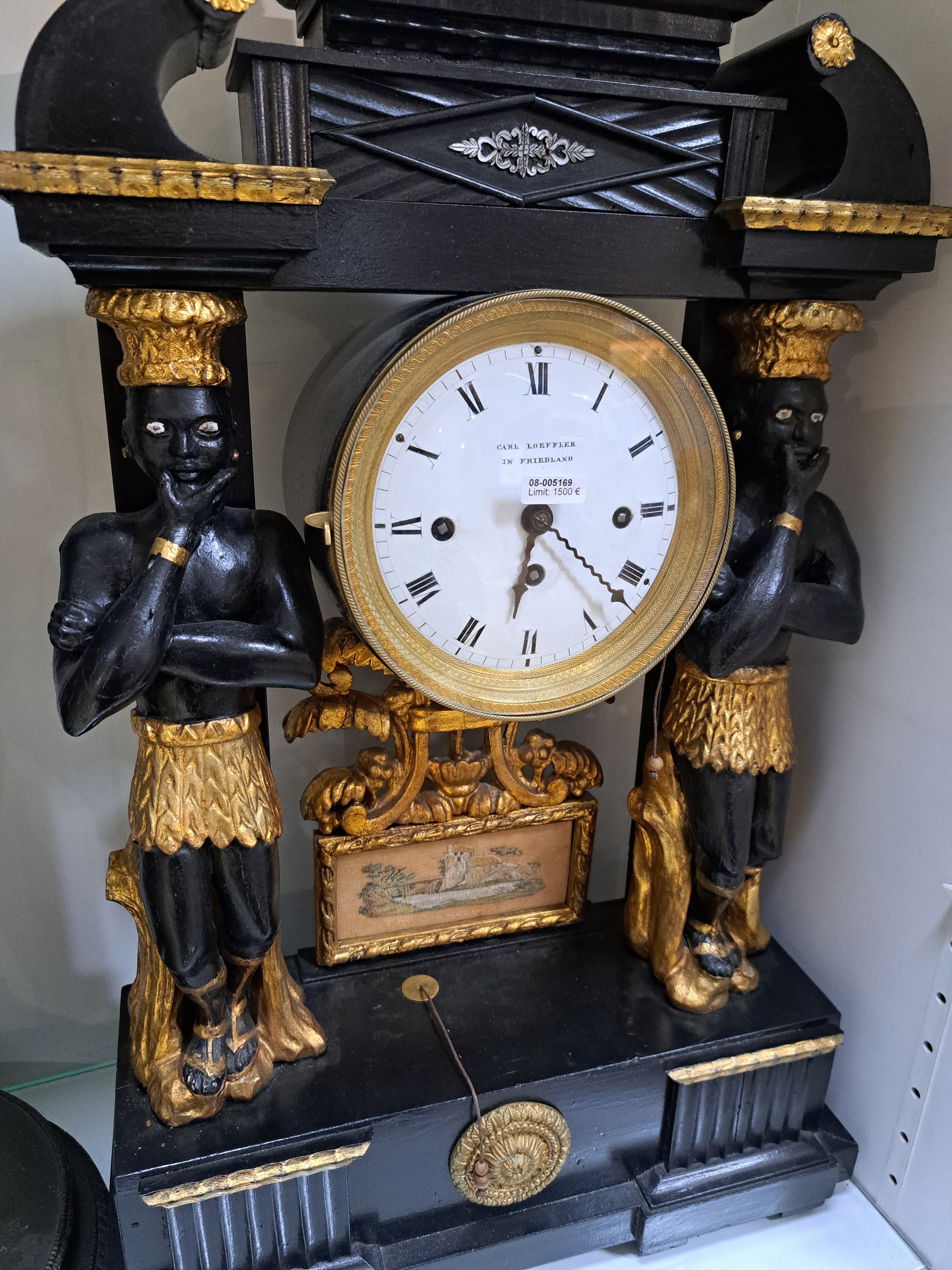 Detail a: Portaluhr mit Musikspielwerk und sog. Wiener Schlag, Habsburger Monarchie um 1840, aufwendiges Holzgehäuse, sek. schwarz gefaßt z.T. partiell ...