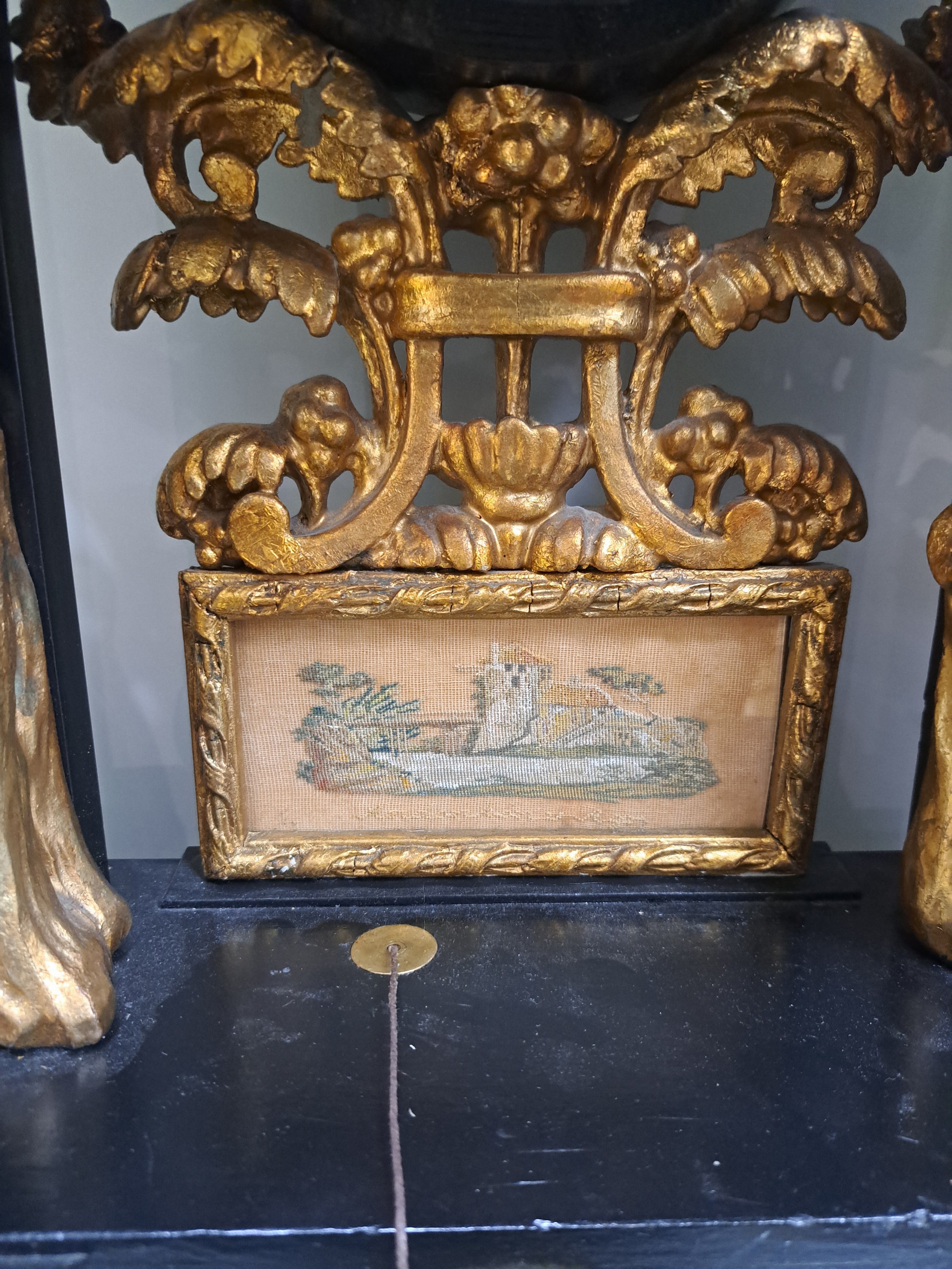 Detail d: Portaluhr mit Musikspielwerk und sog. Wiener Schlag, Habsburger Monarchie um 1840, aufwendiges Holzgehäuse, sek. schwarz gefaßt z.T. partiell ...