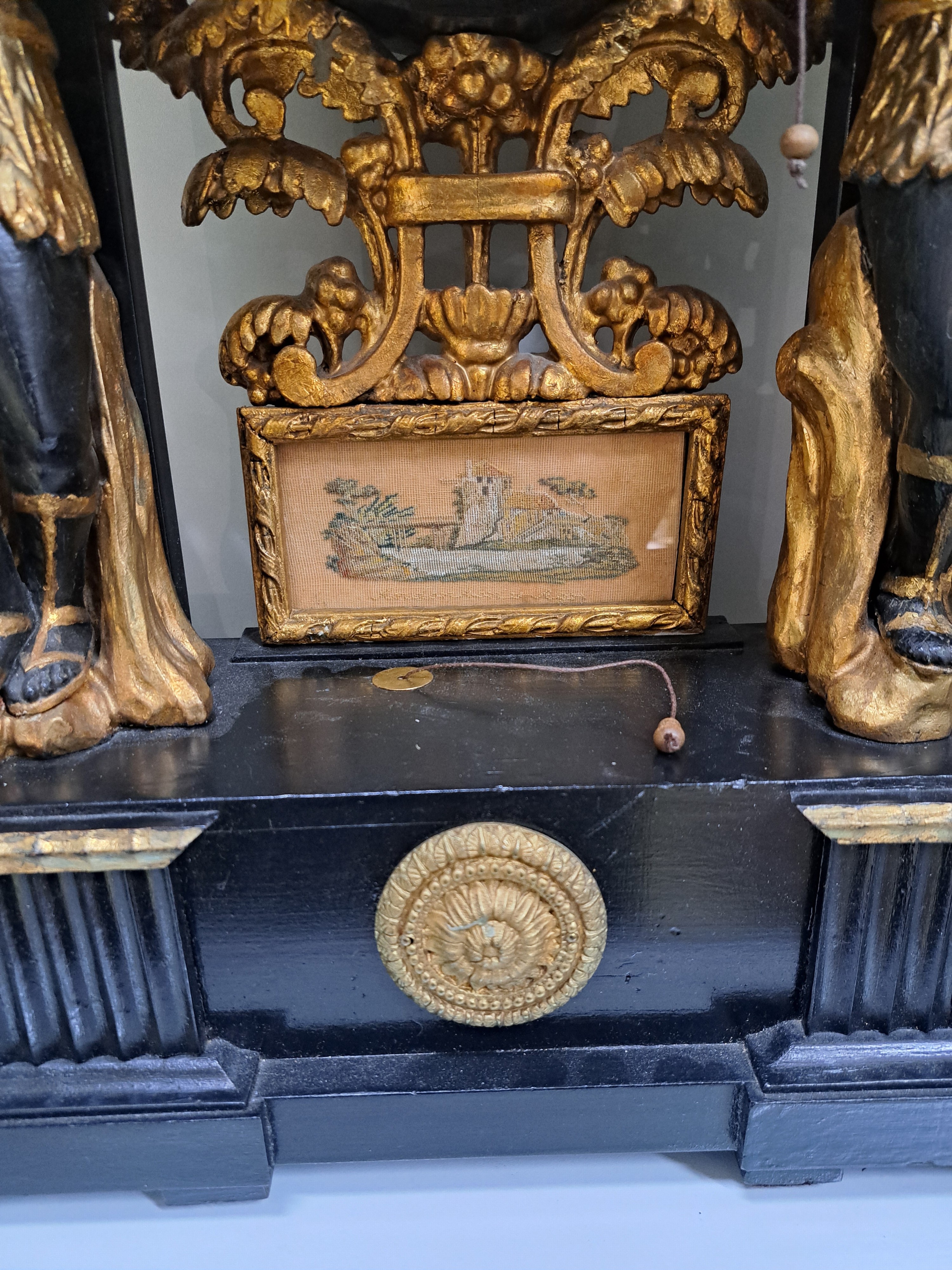 Detail e: Portaluhr mit Musikspielwerk und sog. Wiener Schlag, Habsburger Monarchie um 1840, aufwendiges Holzgehäuse, sek. schwarz gefaßt z.T. partiell ...