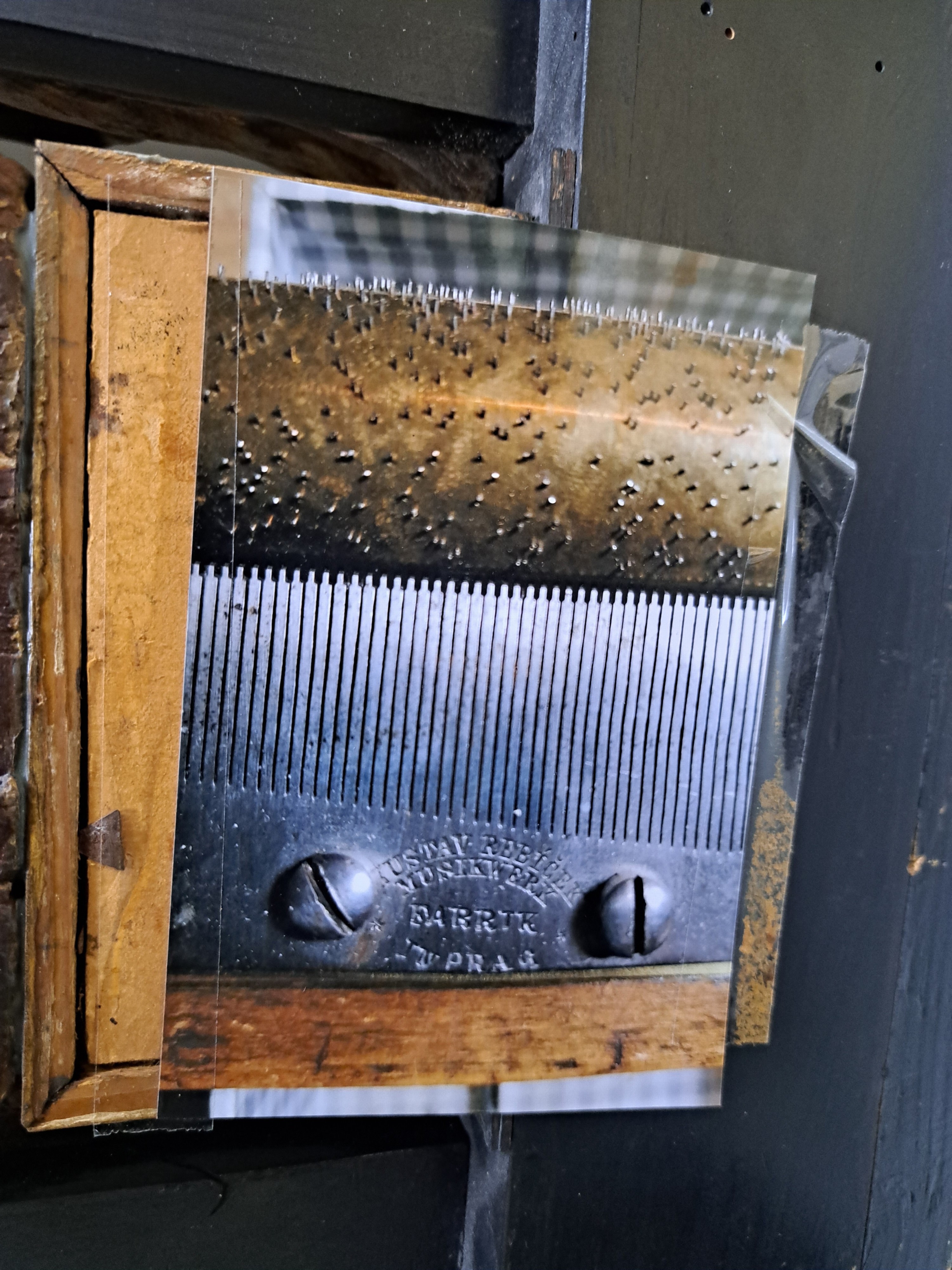 Detail f: Portaluhr mit Musikspielwerk und sog. Wiener Schlag, Habsburger Monarchie um 1840, aufwendiges Holzgehäuse, sek. schwarz gefaßt z.T. partiell ...