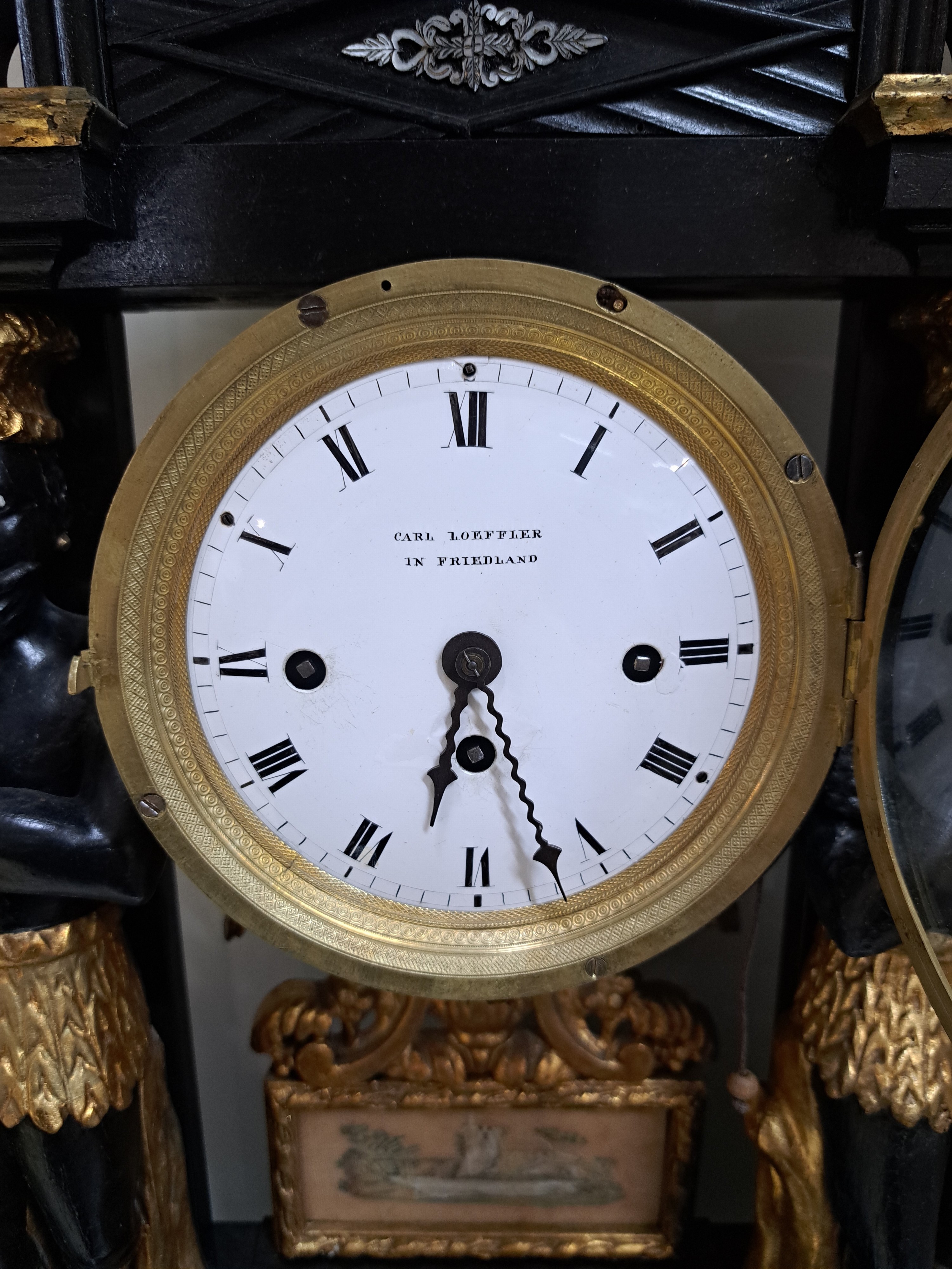 Detail i: Portaluhr mit Musikspielwerk und sog. Wiener Schlag, Habsburger Monarchie um 1840, aufwendiges Holzgehäuse, sek. schwarz gefaßt z.T. partiell ...