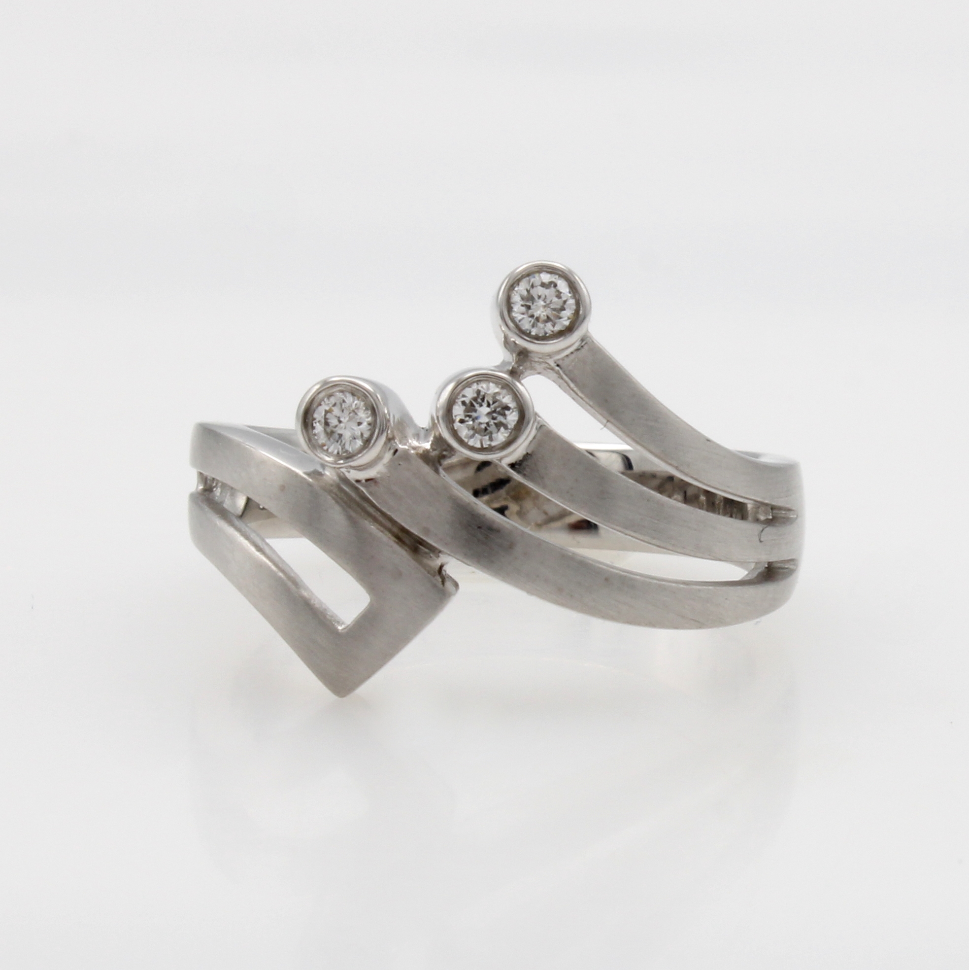 Image 27124430 - Ring mit Brillanten, WG 585/000, z.T. matt.,3 Brill. zus. ca. 0.11 ct Weiß/si, RW ca. ...