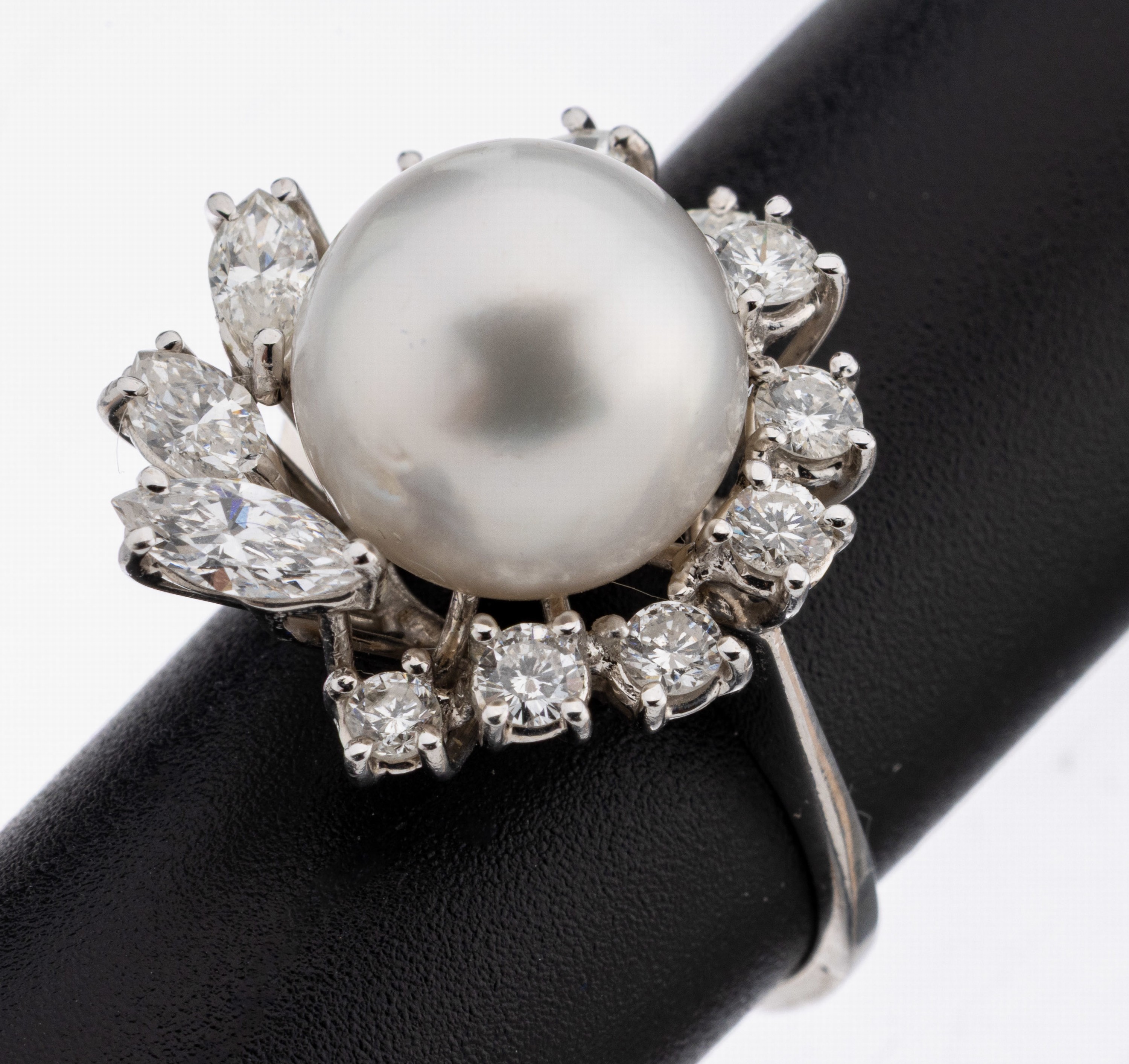 Image 27124431 - 18 kt gold pearl-diamond-ring , WG 750/000, centered silvergrey cultured south seas ...