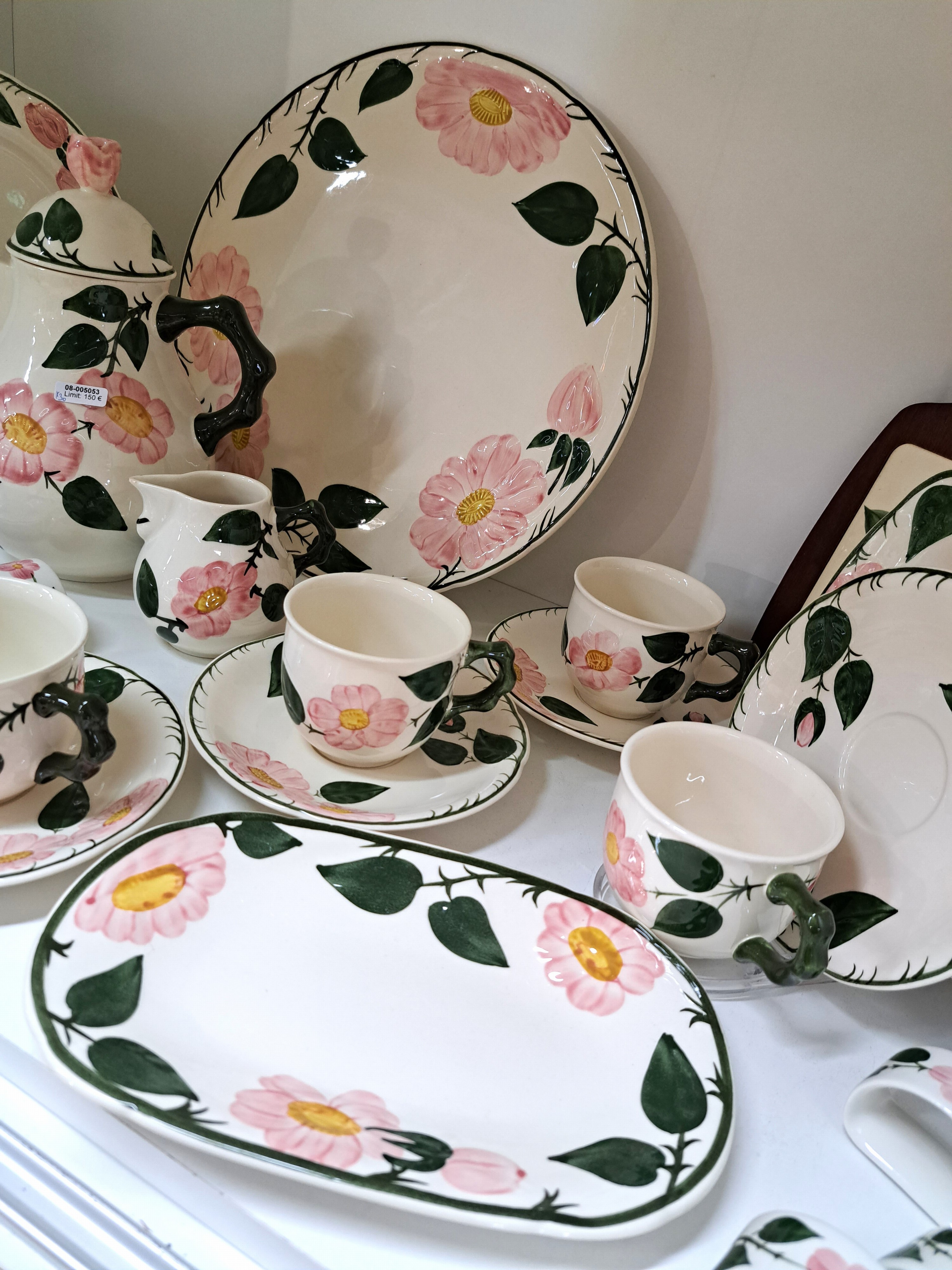 Detail e: Kaffeeservice, Villeroy & Boch, Wildrose, Steingut, komplett für 6 Personen: Kaffeekanne, Milchkännchen, 6 Kaffeetassen mit Untertassen, 6 ...