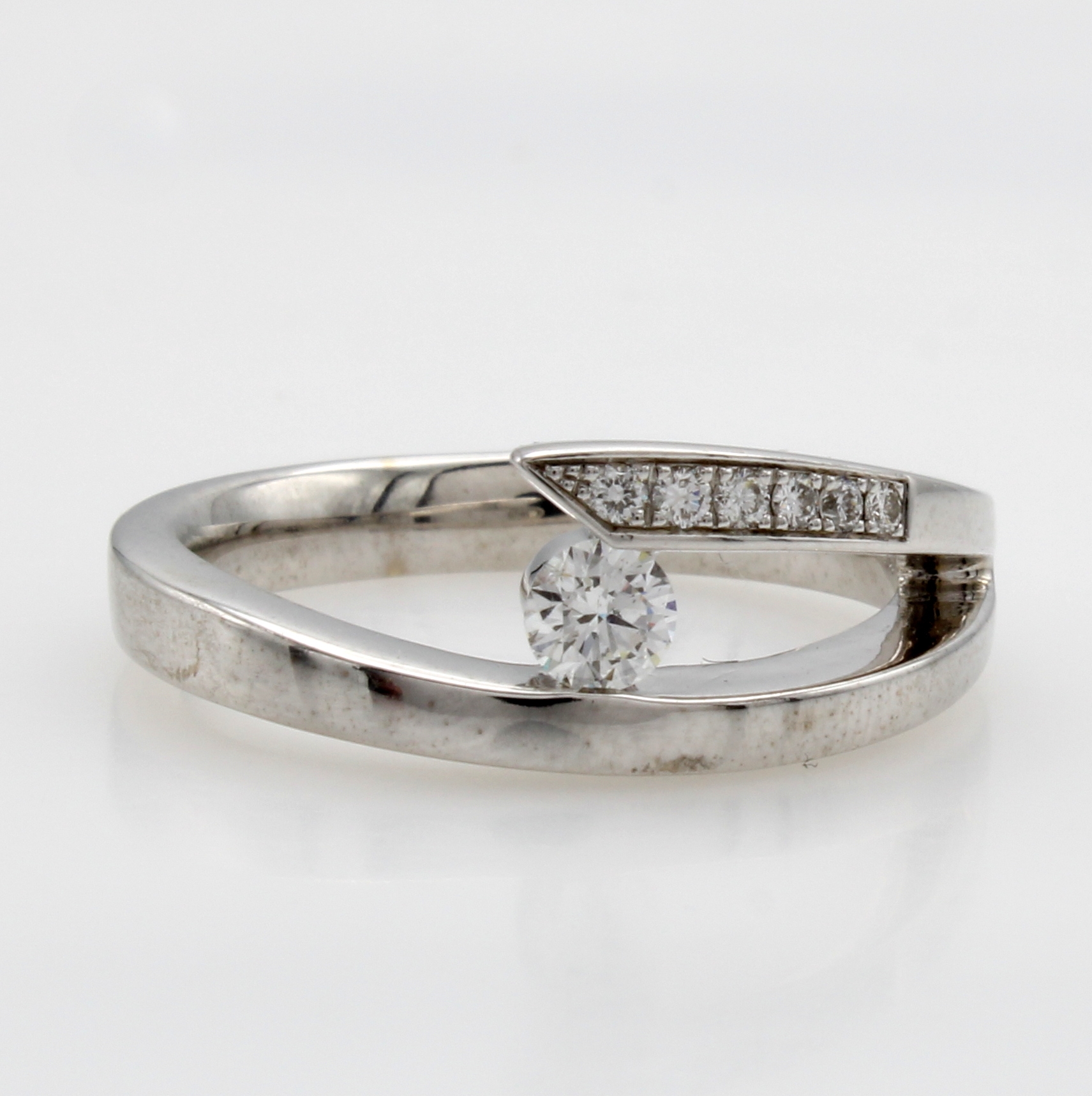 Image 27124442 - Ring mit Brillanten, WG 585/000, Brillant- solitär u. Besatzbrill. zus. ca. 0.25 ct ...
