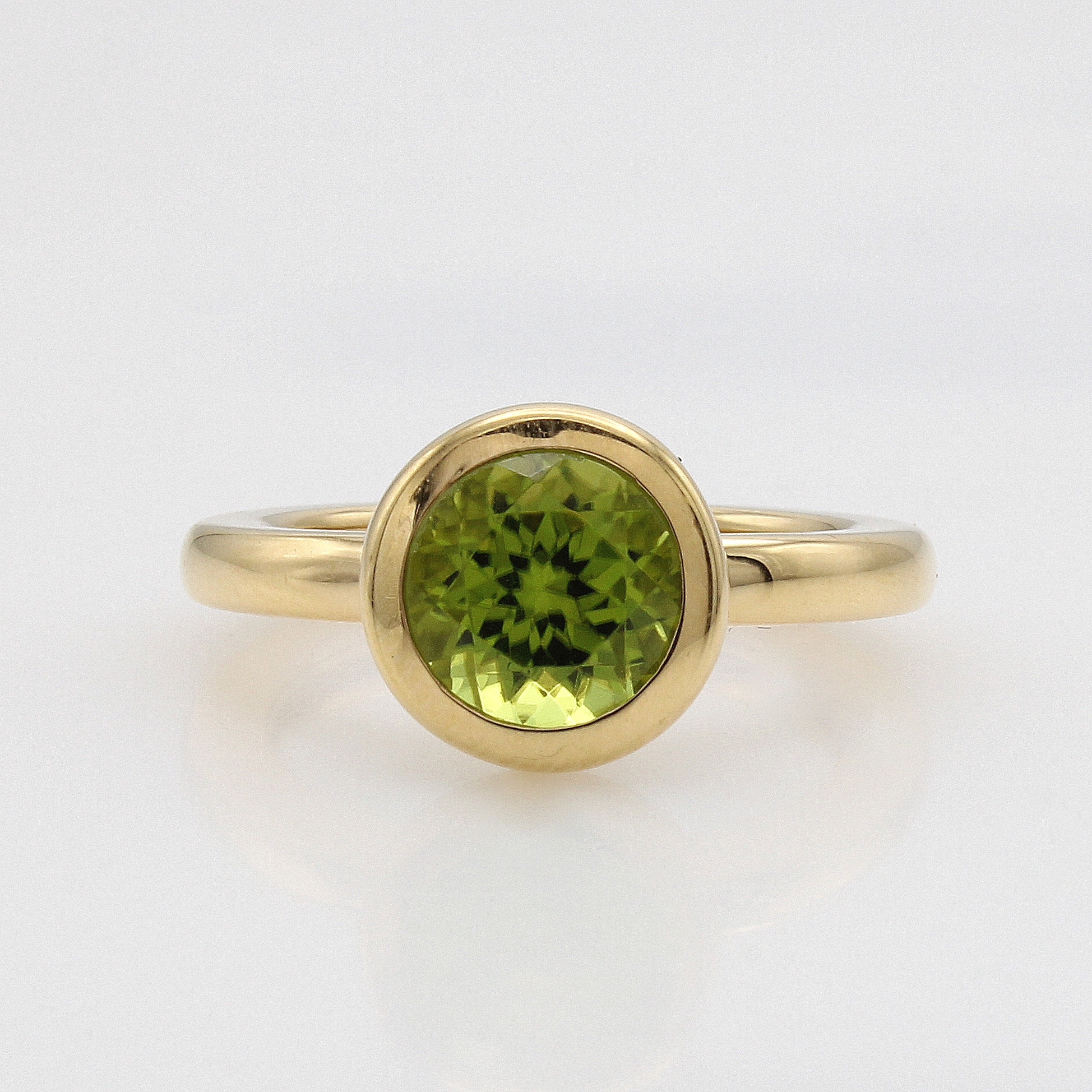 Image 27124449 - Ring mit Peridot, GG 750/000, runder Peridot, RW ca. 55 Schätzpreis: 3600, - EUR