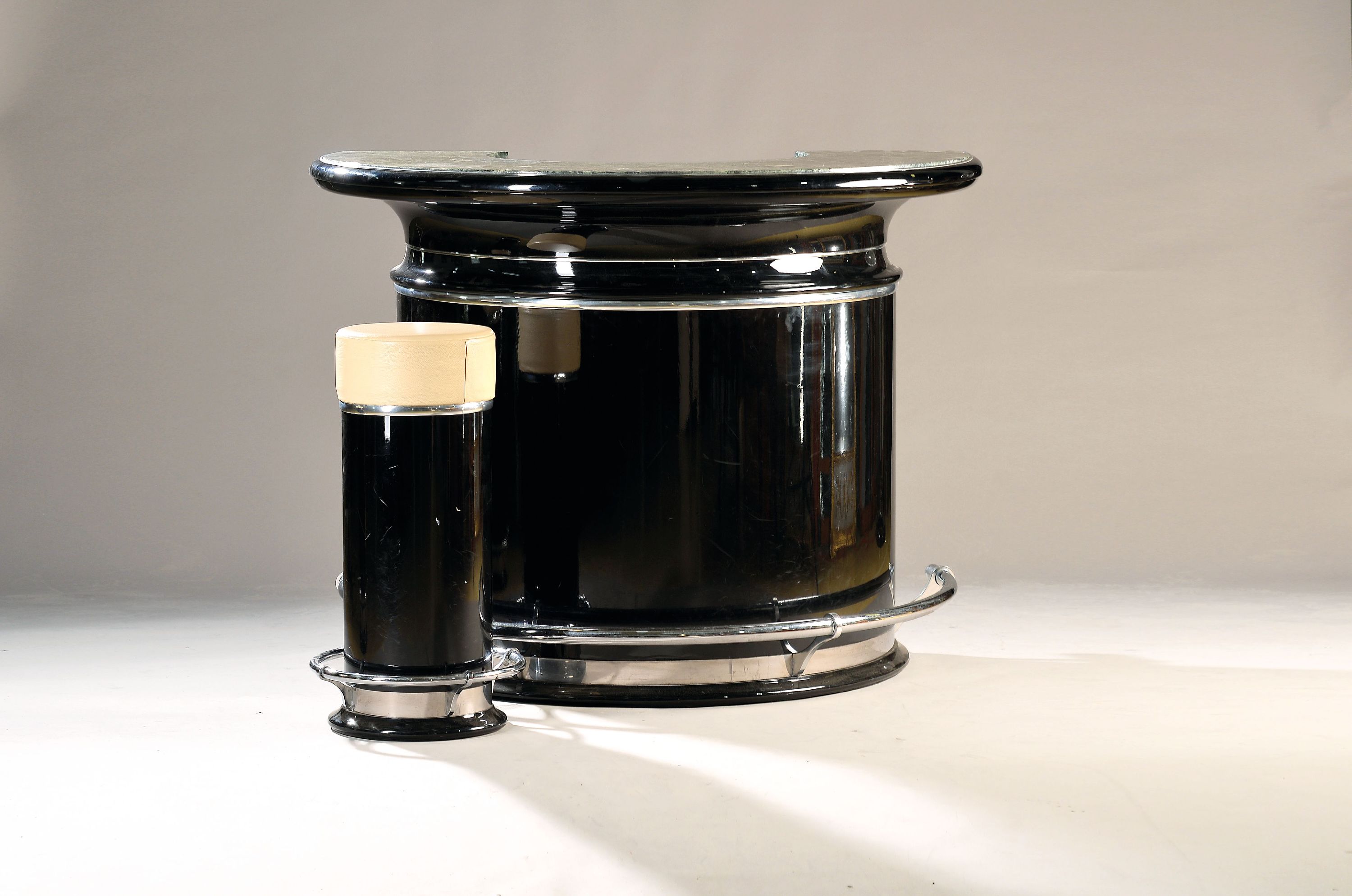 Image 27124462 - Bar mit zwei Hockern, 1960/70er Jahre, halbrunde Form mit Marmorplatte, Holz schwarz ...