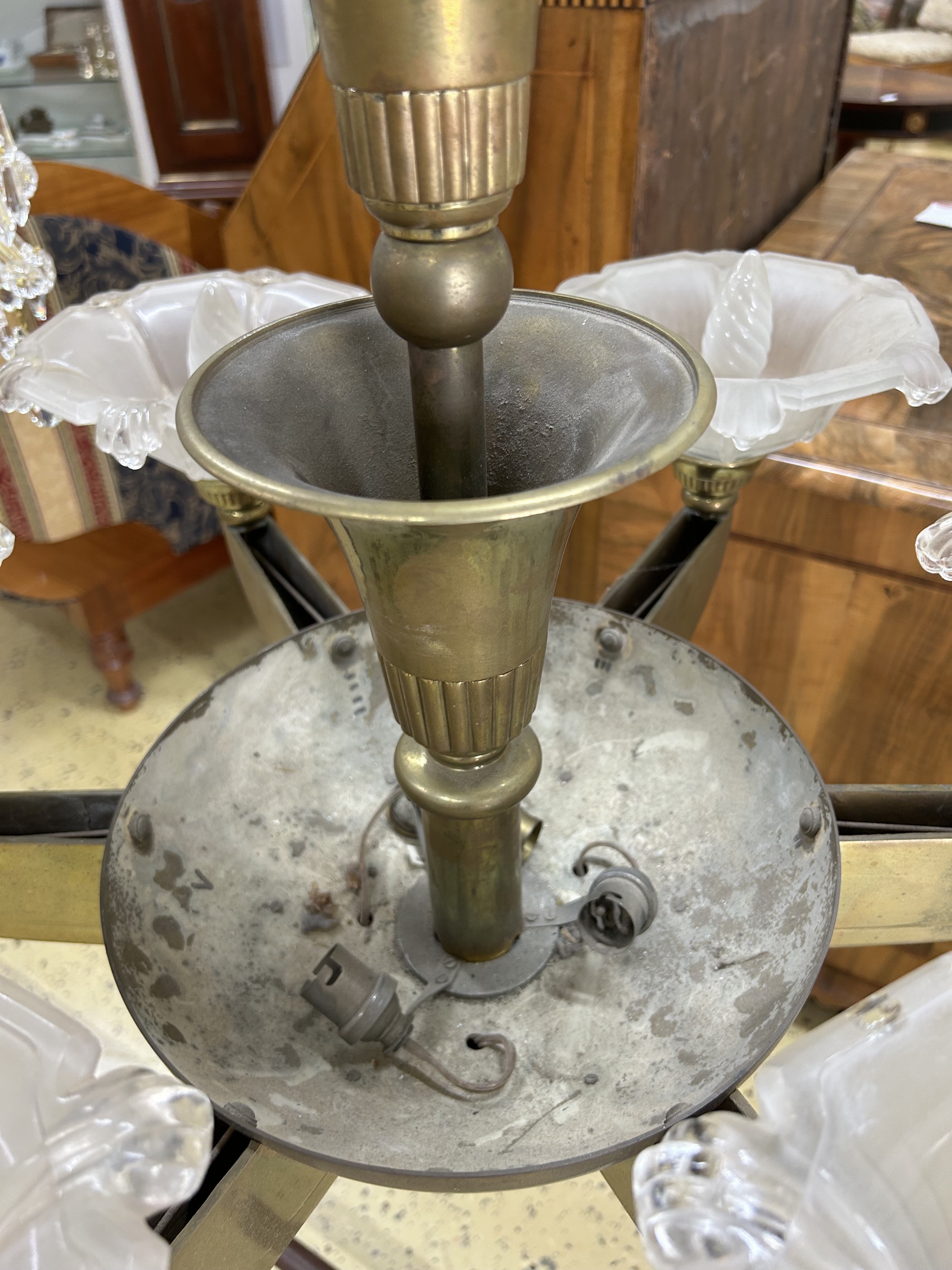 Detail a: Deckenlampe, Frankreich, 1930er Jahre, Art-Deko, Messingfassung, schwere Qualität, getreppte Mittelsäule, sechs Arme, orig. Formglasschirme, franz. ...