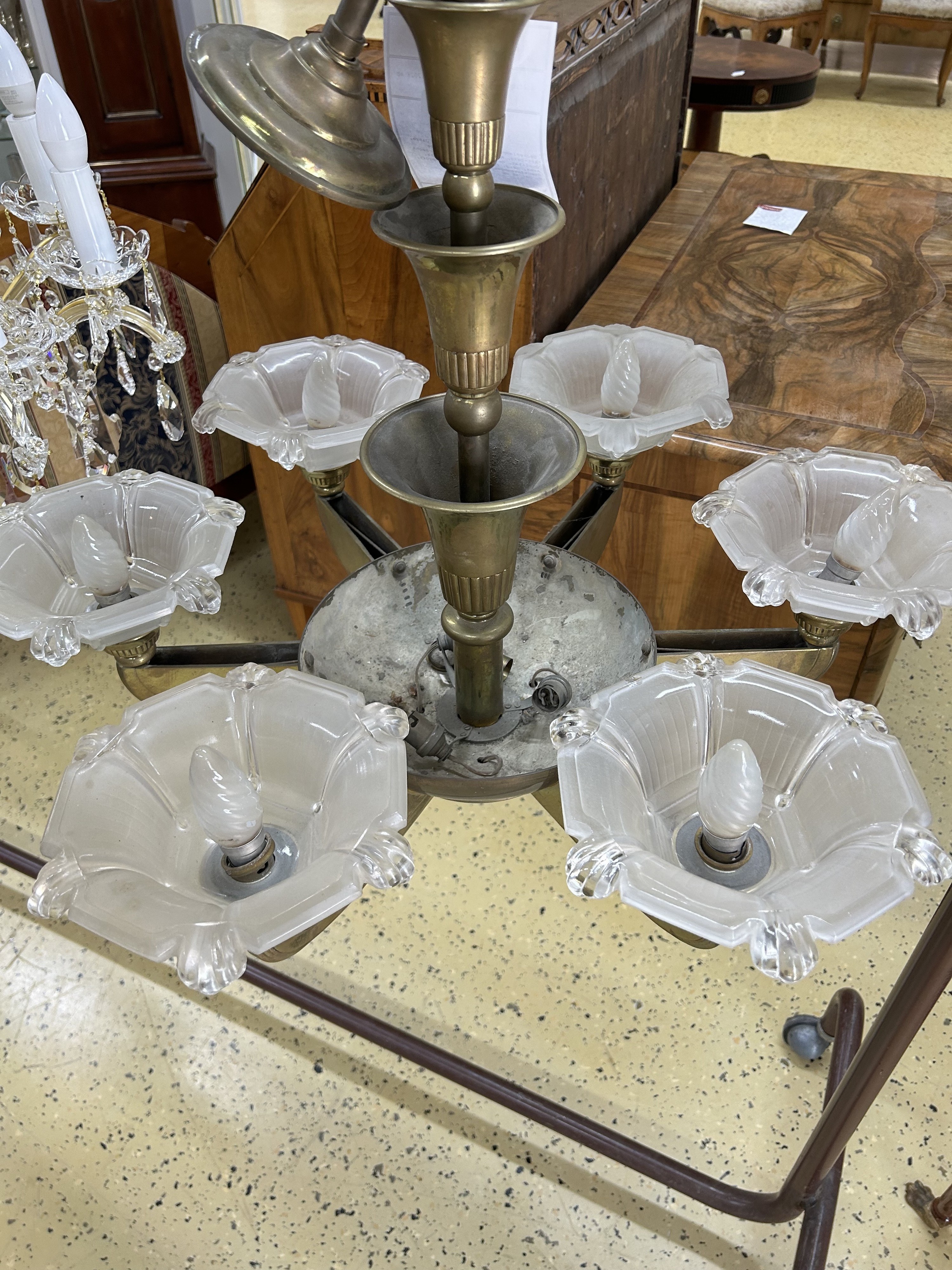 Detail d: Deckenlampe, Frankreich, 1930er Jahre, Art-Deko, Messingfassung, schwere Qualität, getreppte Mittelsäule, sechs Arme, orig. Formglasschirme, franz. ...