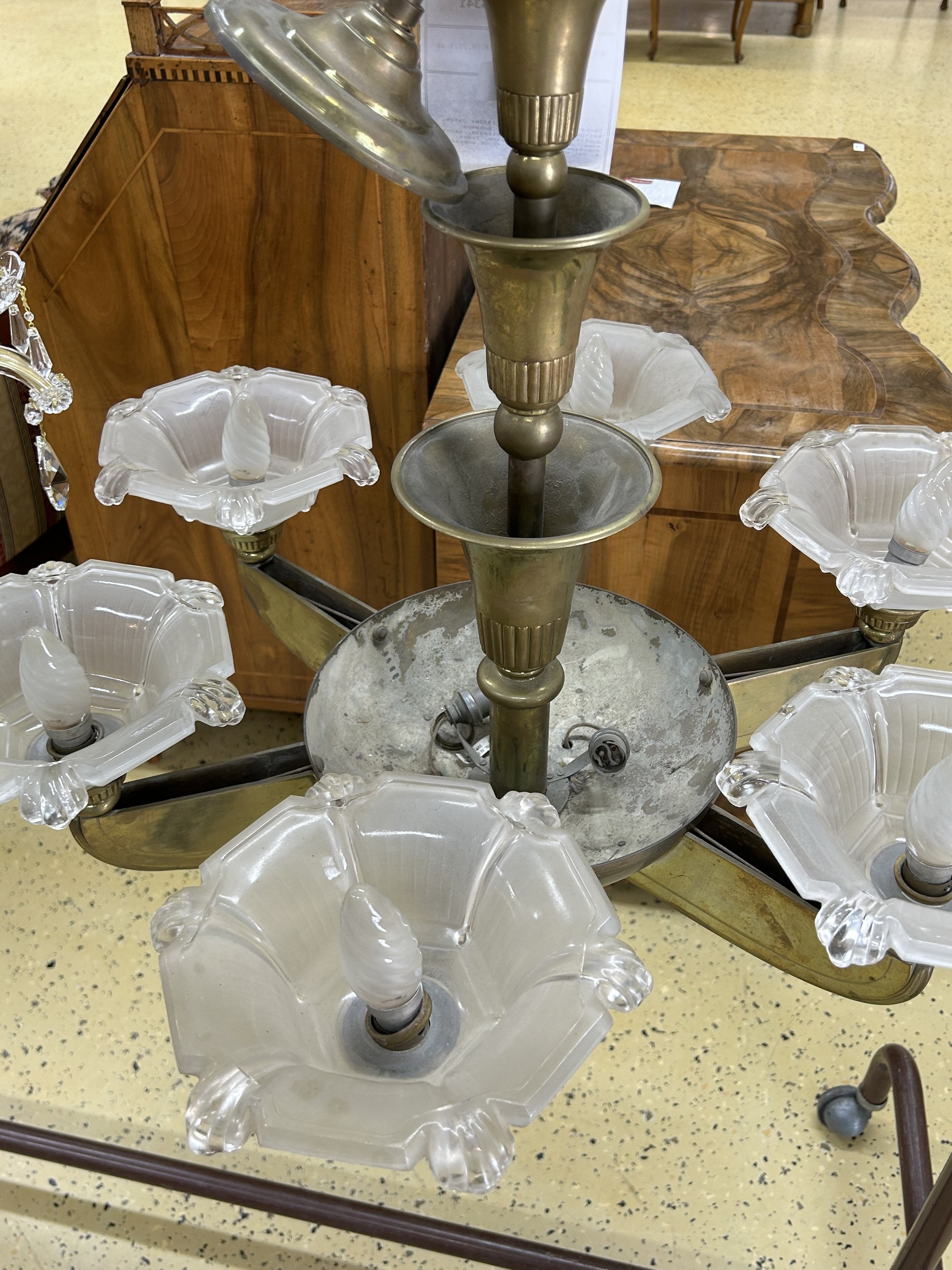 Detail g: Deckenlampe, Frankreich, 1930er Jahre, Art-Deko, Messingfassung, schwere Qualität, getreppte Mittelsäule, sechs Arme, orig. Formglasschirme, franz. ...