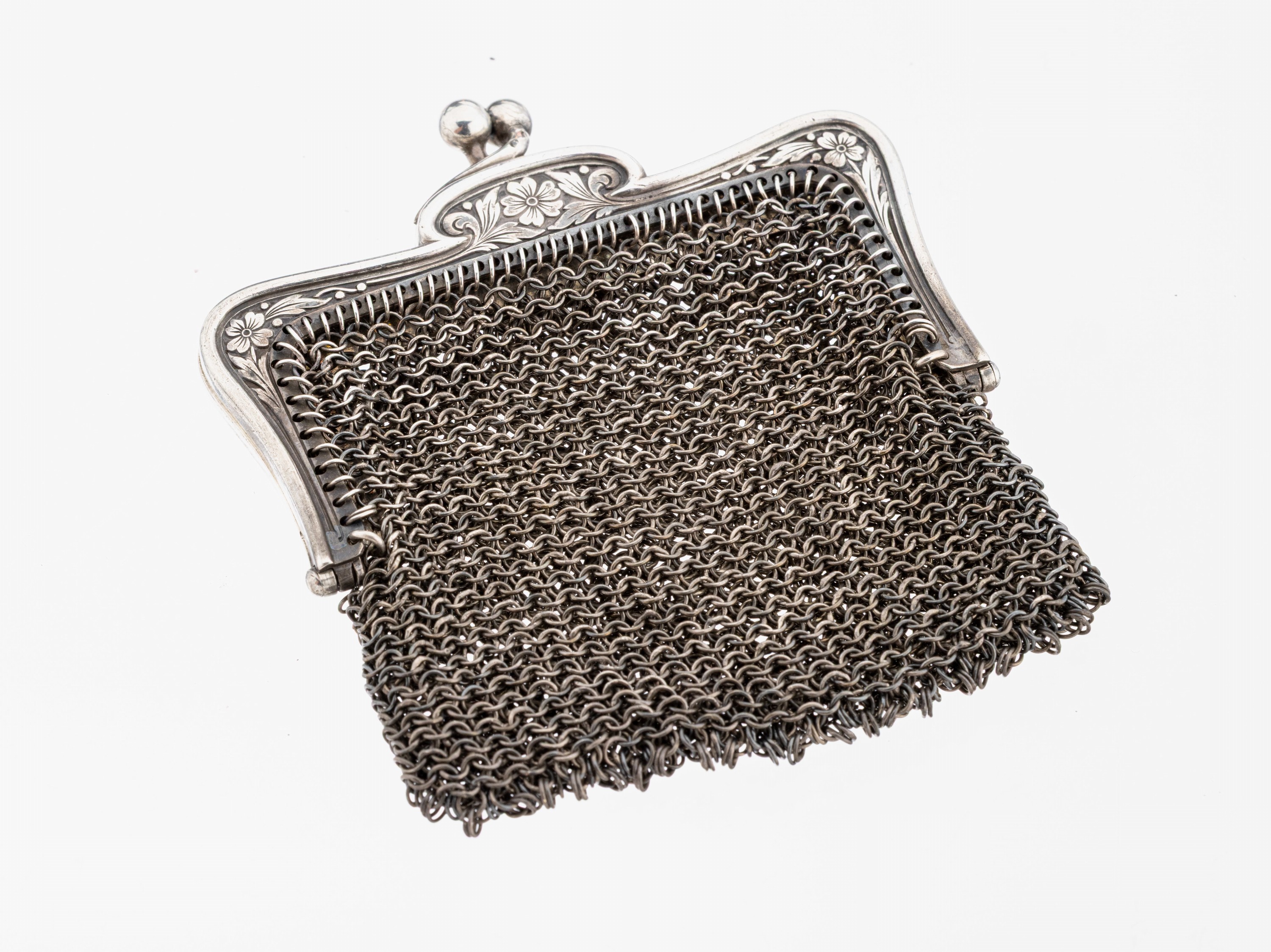 Image 27124478 - Abendtäschchen, Frankreich um 1900, wohl 800er Silber, geschwungener Bügel mit ...