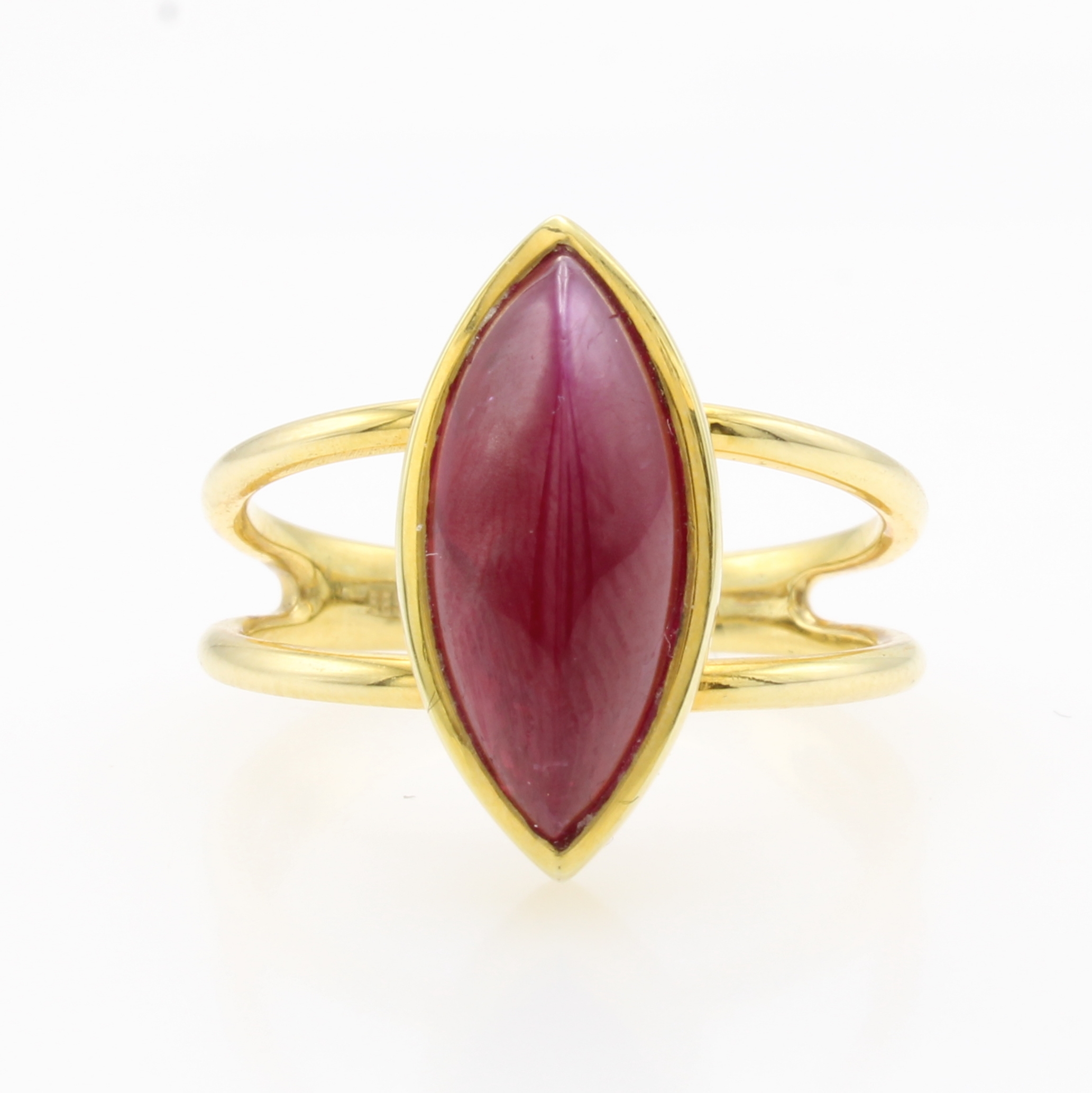 Image 27124481 - Ring mit Rubin, GG 585/000, spitz zulaufender Rubincabochon (beh.) ca. 5.39 ct, 2-rhg. ...