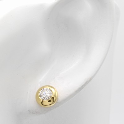 27124411a - Paar Ohrstecker mit Brillanten, GG 750/000, Brill. in breiten, glatten Fassungen, 1x ...
