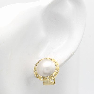 27124414b - Paar Ohrstecker mit Mabeperlen und Diamanten, GG 585/000, 2 weiße Perlen umgeben v. ...
