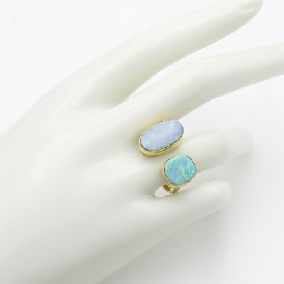 27124421a - Ring mit Opaldoubletten, GG 585/000, 2 Doubletten zus. ca. 6 ct, RW ca. 57 Schätzpreis: ...