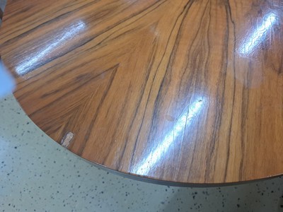 27124424c - Salontisch, Biedermeier, 19.Jh., Nußbaumfurnier, ovale Tischplatte auf kräftiger ...