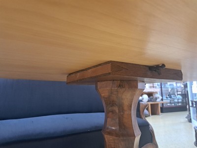 27124424d - Salontisch, Biedermeier, 19.Jh., Nußbaumfurnier, ovale Tischplatte auf kräftiger ...