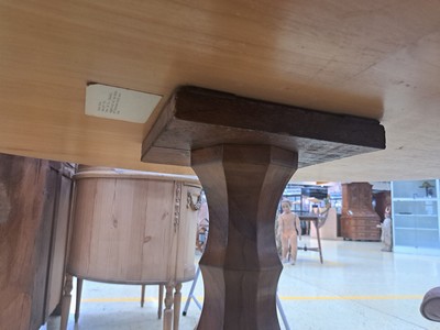 27124424e - Salontisch, Biedermeier, 19.Jh., Nußbaumfurnier, ovale Tischplatte auf kräftiger ...