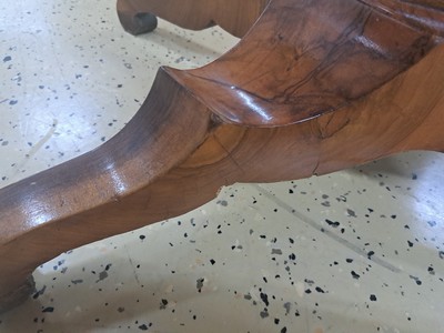 27124424f - Salontisch, Biedermeier, 19.Jh., Nußbaumfurnier, ovale Tischplatte auf kräftiger ...