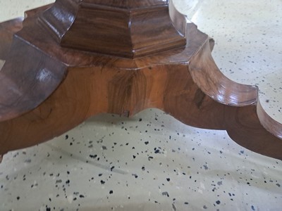 27124424g - Salontisch, Biedermeier, 19.Jh., Nußbaumfurnier, ovale Tischplatte auf kräftiger ...