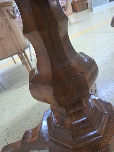 27124424h - Salontisch, Biedermeier, 19.Jh., Nußbaumfurnier, ovale Tischplatte auf kräftiger ...