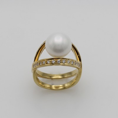 27124429a - Ring mit Süßwasserzuchtperle und Brillanten, GG 750/000, Brill. zus. ca. 0,42 ct feines ...
