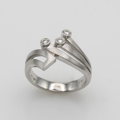 27124430a - Ring mit Brillanten, WG 585/000, z.T. matt.,3 Brill. zus. ca. 0.11 ct Weiß/si, RW ca. ...