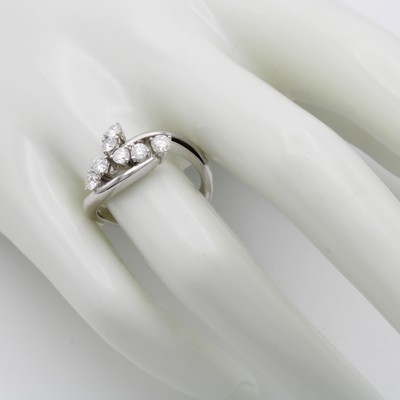 27124436a - Ring mit Brillanten, WG 750/000, 7 Brill. zus. ca. 0.70 ct Weiß/si, RW ca. 56