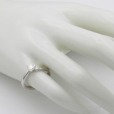 27124438a - Ring mit Brillant, WG 585/000, Brill. ca. 0.47 ct Weiß/p in 3 Krappen gef., RW ca. 52 ...
