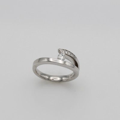 27124442a - Ring mit Brillanten, WG 585/000, Brillant- solitär u. Besatzbrill. zus. ca. 0.25 ct ...