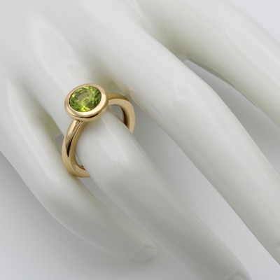 27124449a - Ring mit Peridot, GG 750/000, runder Peridot, RW ca. 55 Schätzpreis: 3600, - EUR