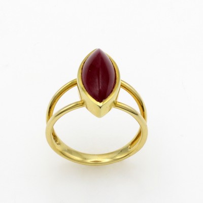 27124481a - Ring mit Rubin, GG 585/000, spitz zulaufender Rubincabochon (beh.) ca. 5.39 ct, 2-rhg. ...