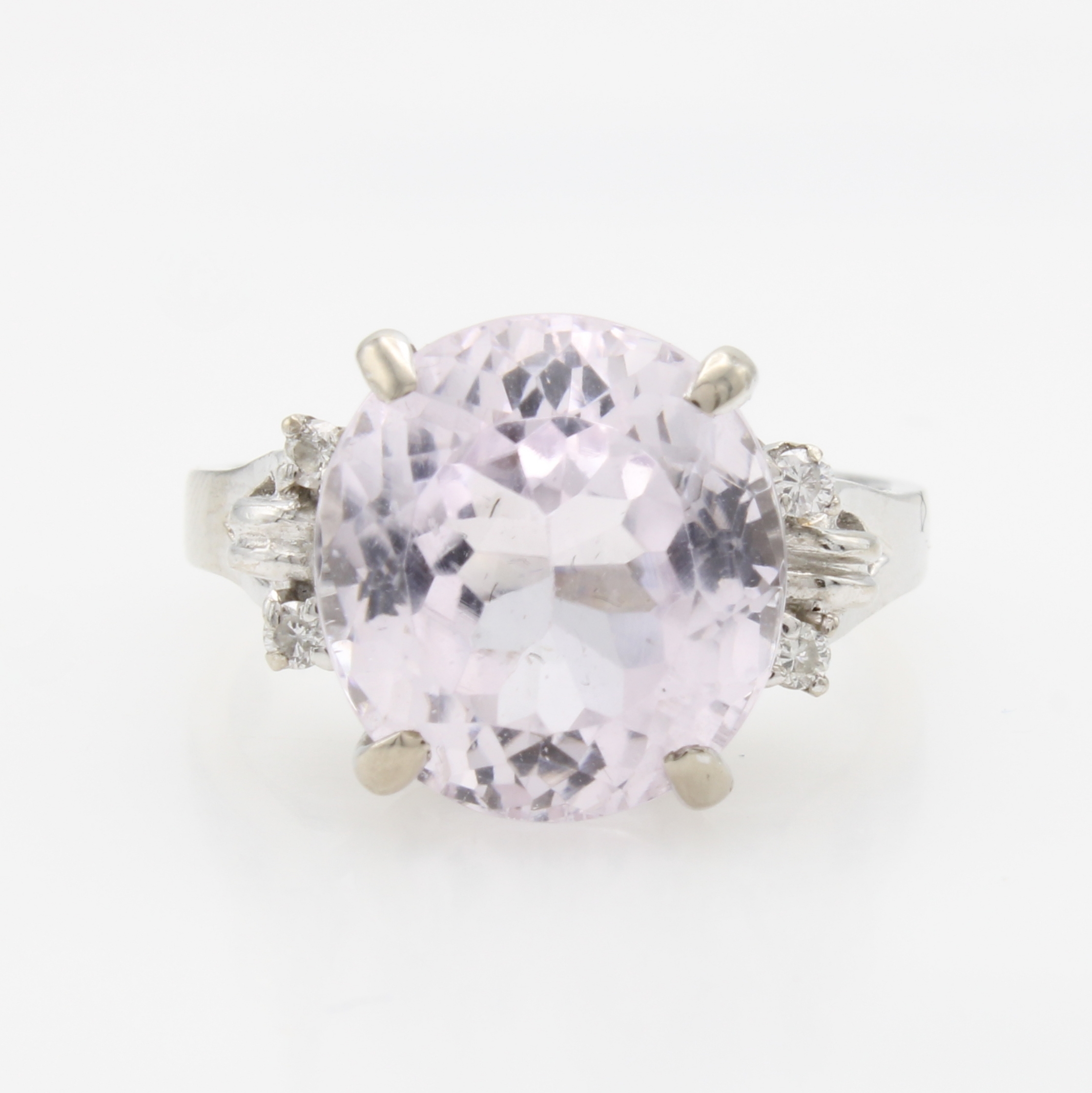 Image 27124500 - Ring mit Kunzit und Brillanten, WG 585/000, runder Kunzit ca. 8.2 ct, 4 Brill. zus. ca. ...