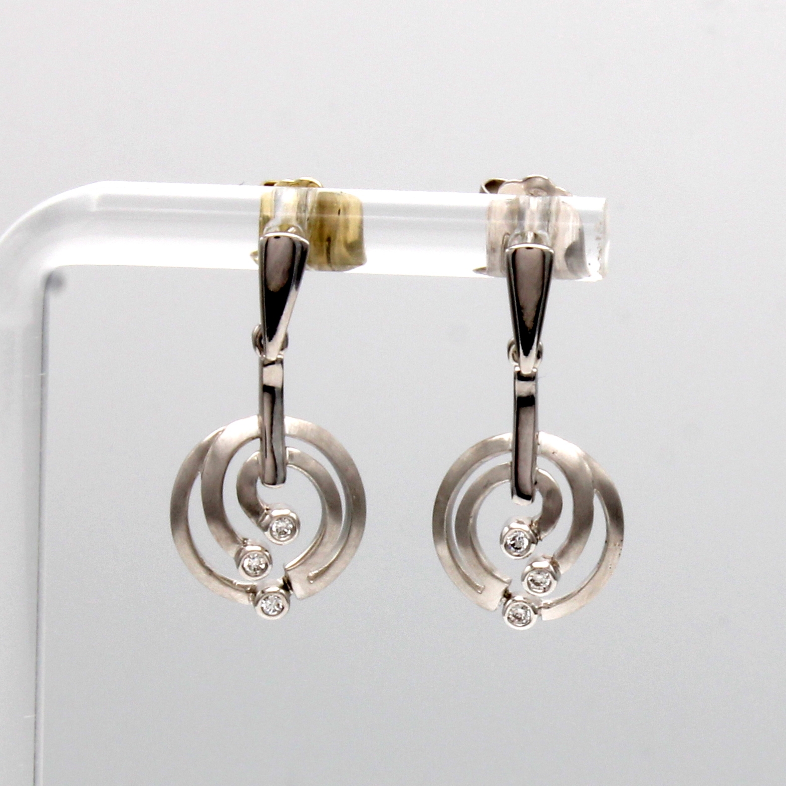 Image 27124513 - Paar Ohrstecker mit Brillanten, WG 750/000, z.T. matt., 6 Brill. zus. ca. 0.08 ct ...
