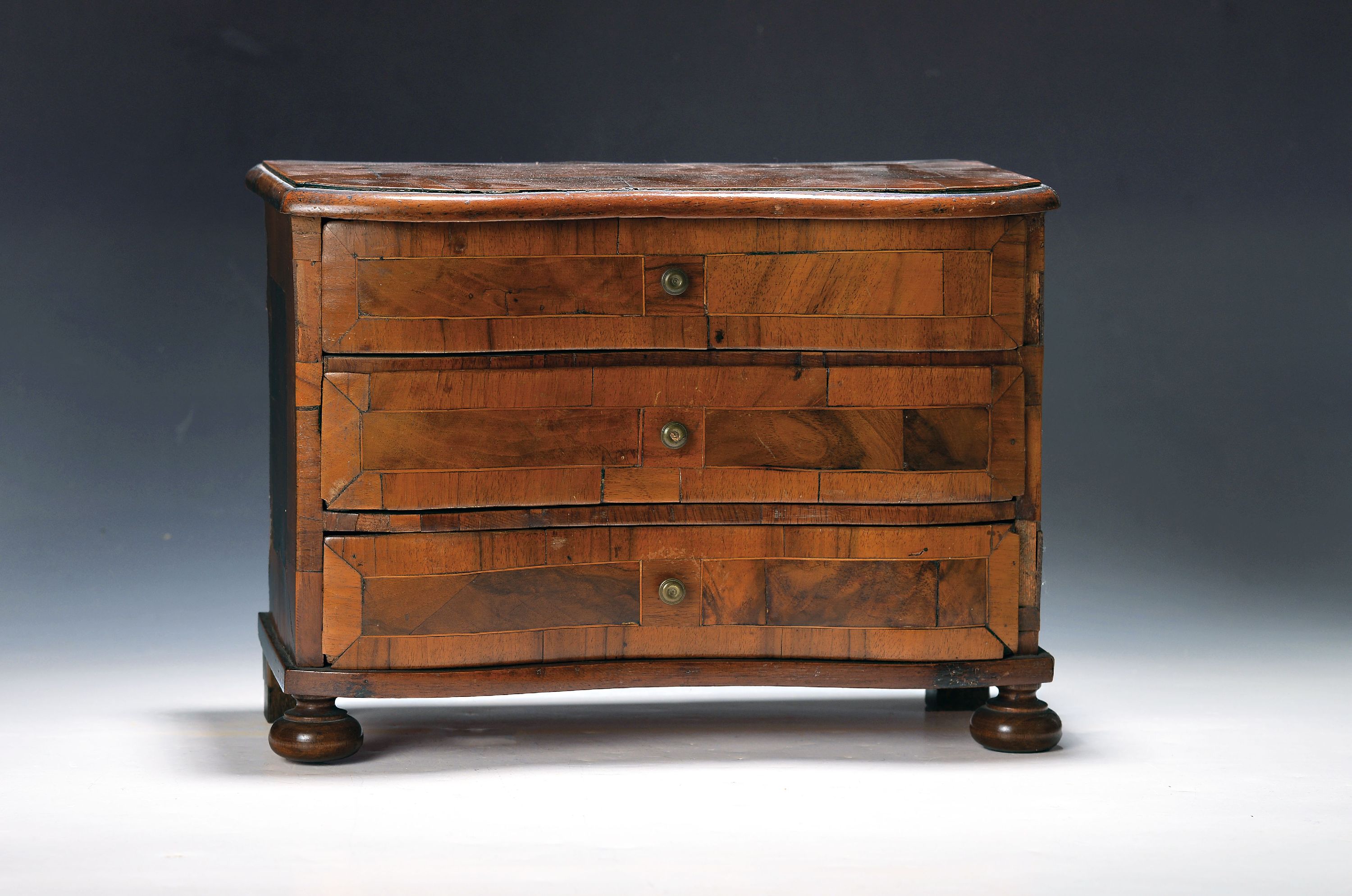 Image 27124524 - Modellkommode, deutsch, 18. Jh., Nussbaumfurnier, drei Schubladen, Fadenintarsien, ca. ...