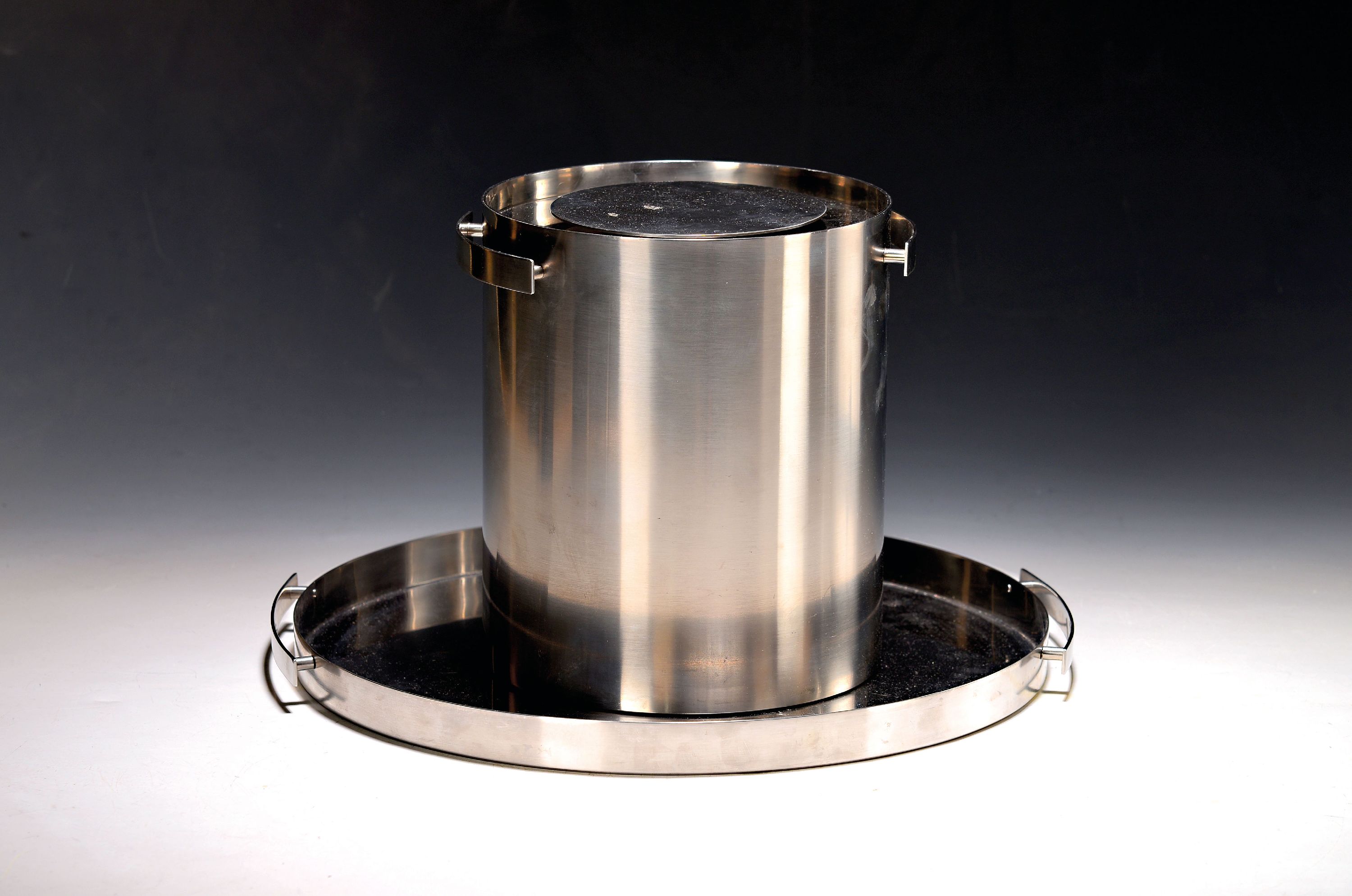 Image 27124527 - Champagnerkühler und Tablett, Arne Jacobsen für Stelton, Edelstahl, H. des Kühlers ...