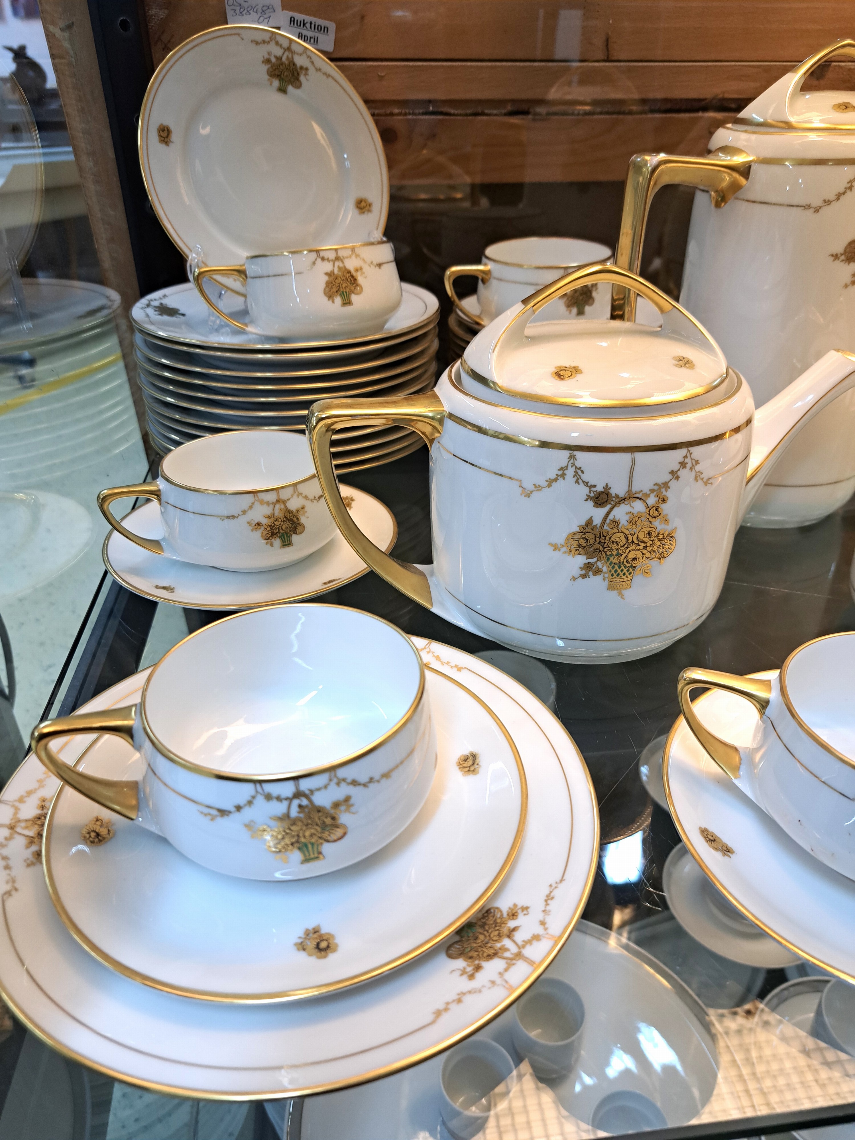 Detail a: Service, Karlsbad, um 1900, Jugendstil, Böhmen, komplett für 12 Personen, Porzellan, Blumenkorbdekor, reiche Goldstaffage, Kaffeekanne, Teekanne, ...