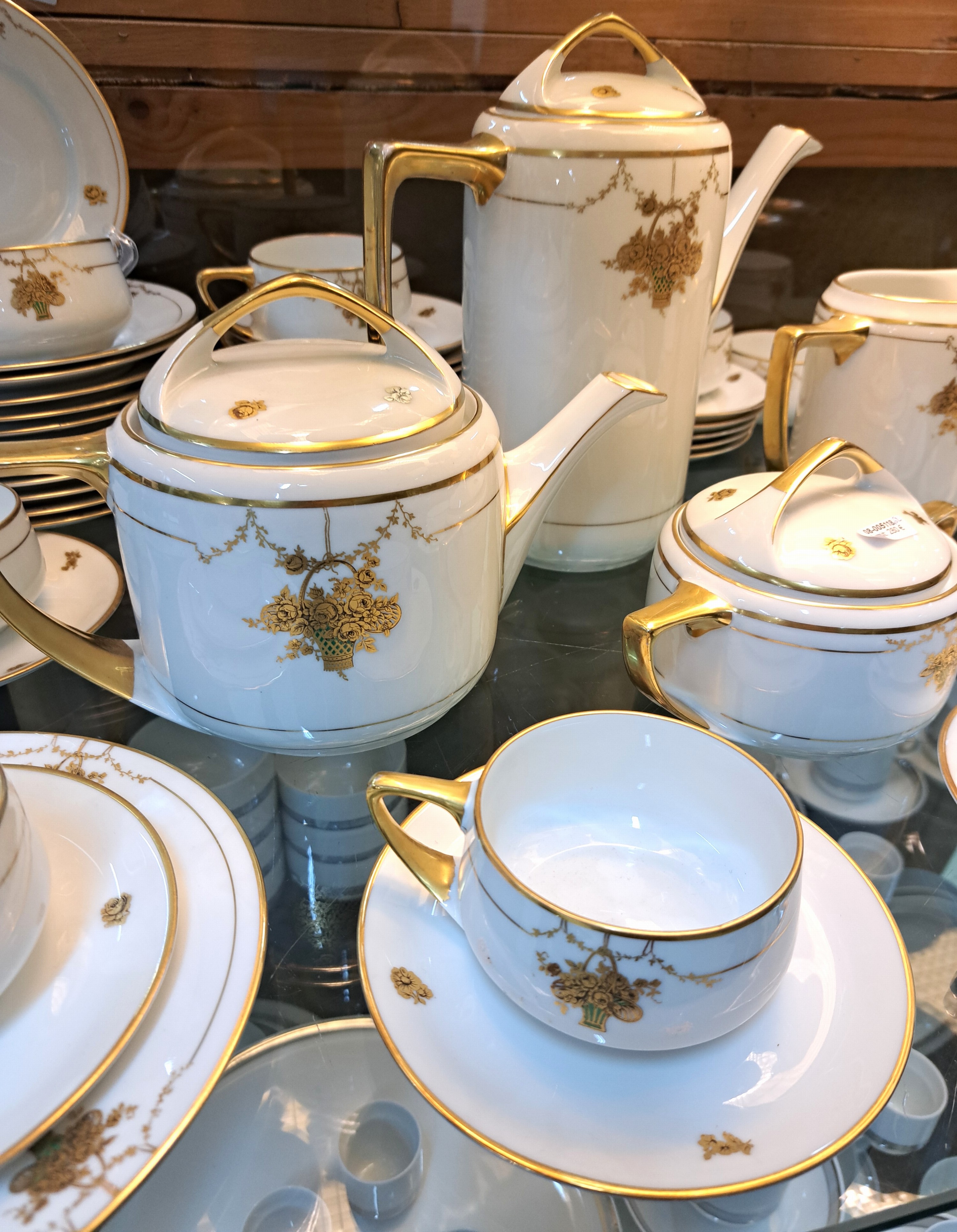 Detail b: Service, Karlsbad, um 1900, Jugendstil, Böhmen, komplett für 12 Personen, Porzellan, Blumenkorbdekor, reiche Goldstaffage, Kaffeekanne, Teekanne, ...