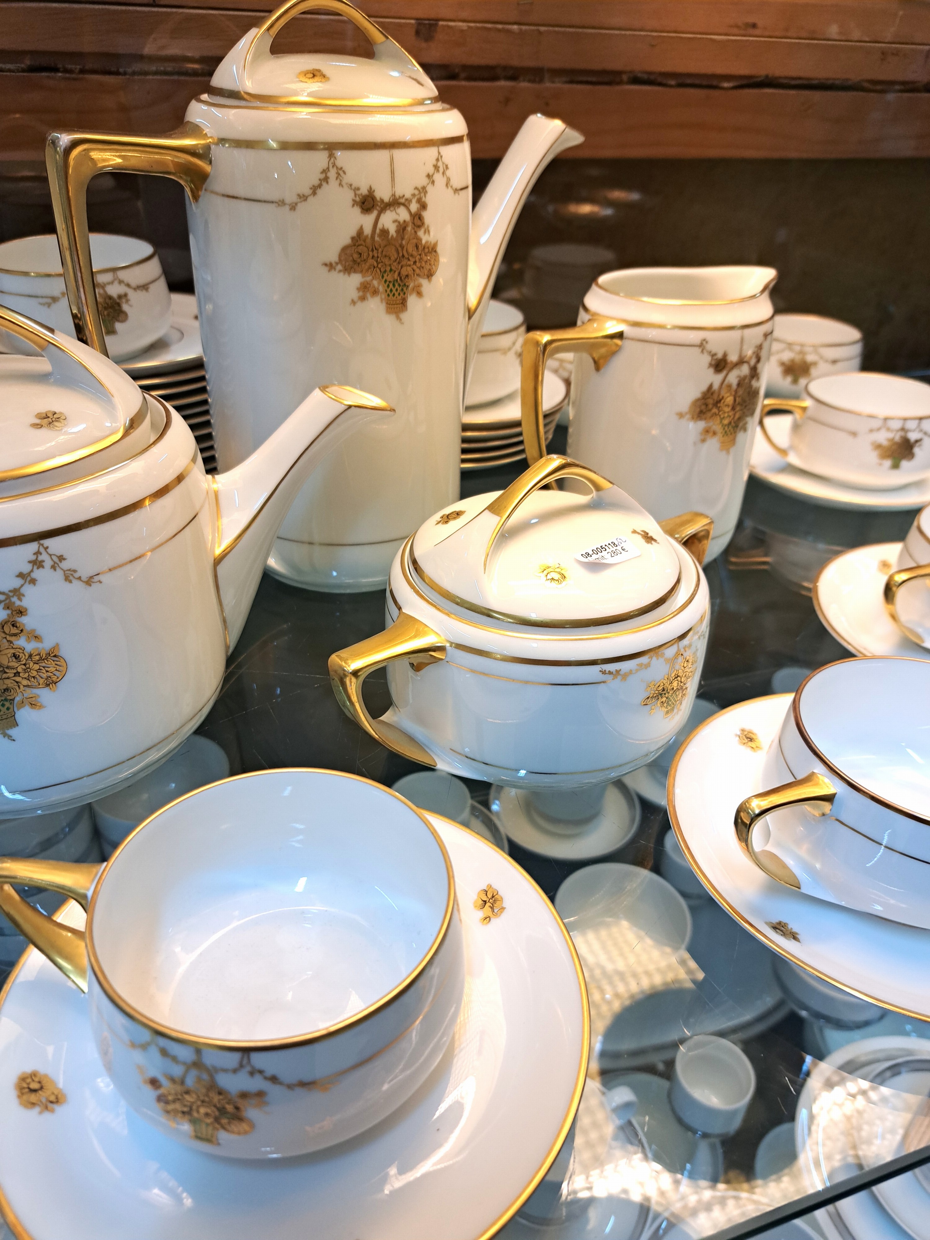 Detail c: Service, Karlsbad, um 1900, Jugendstil, Böhmen, komplett für 12 Personen, Porzellan, Blumenkorbdekor, reiche Goldstaffage, Kaffeekanne, Teekanne, ...