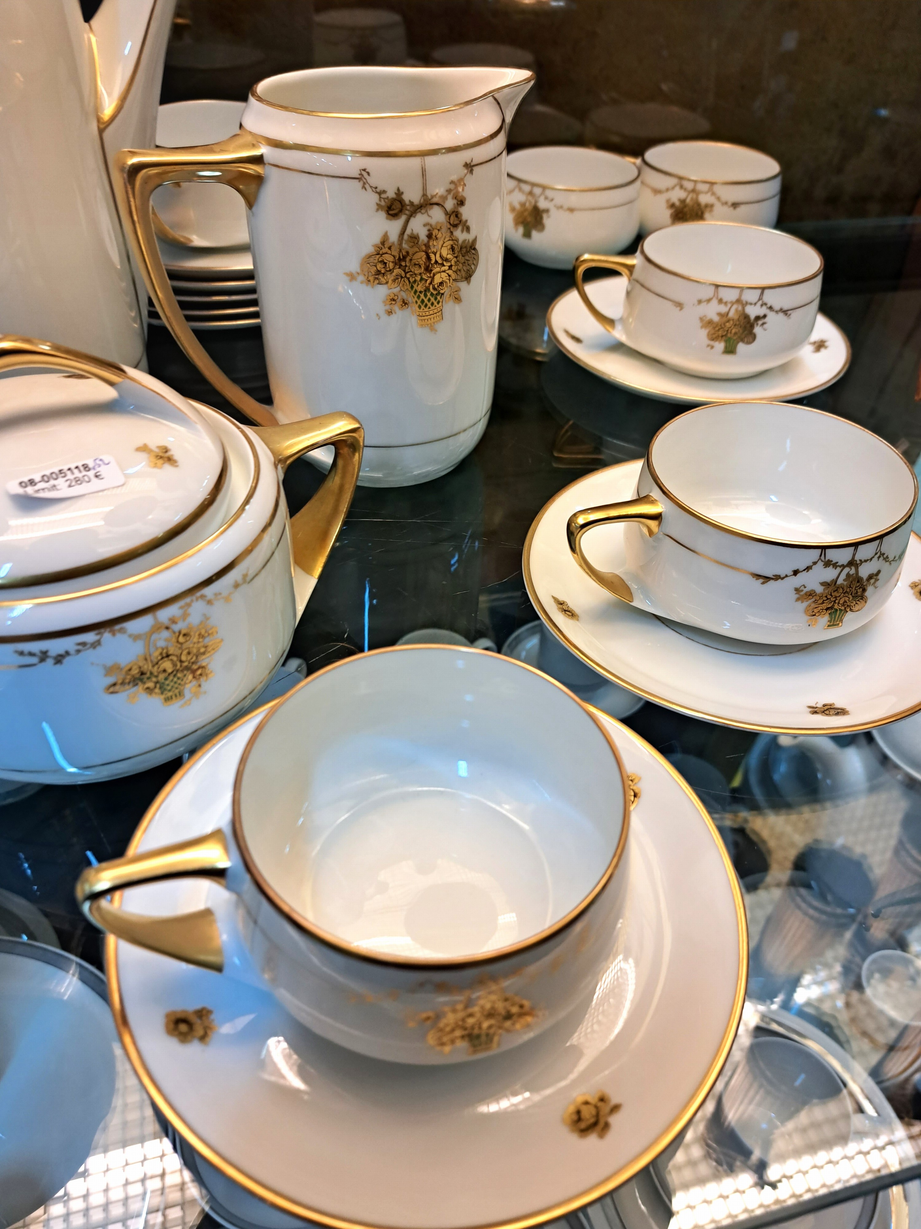 Detail d: Service, Karlsbad, um 1900, Jugendstil, Böhmen, komplett für 12 Personen, Porzellan, Blumenkorbdekor, reiche Goldstaffage, Kaffeekanne, Teekanne, ...