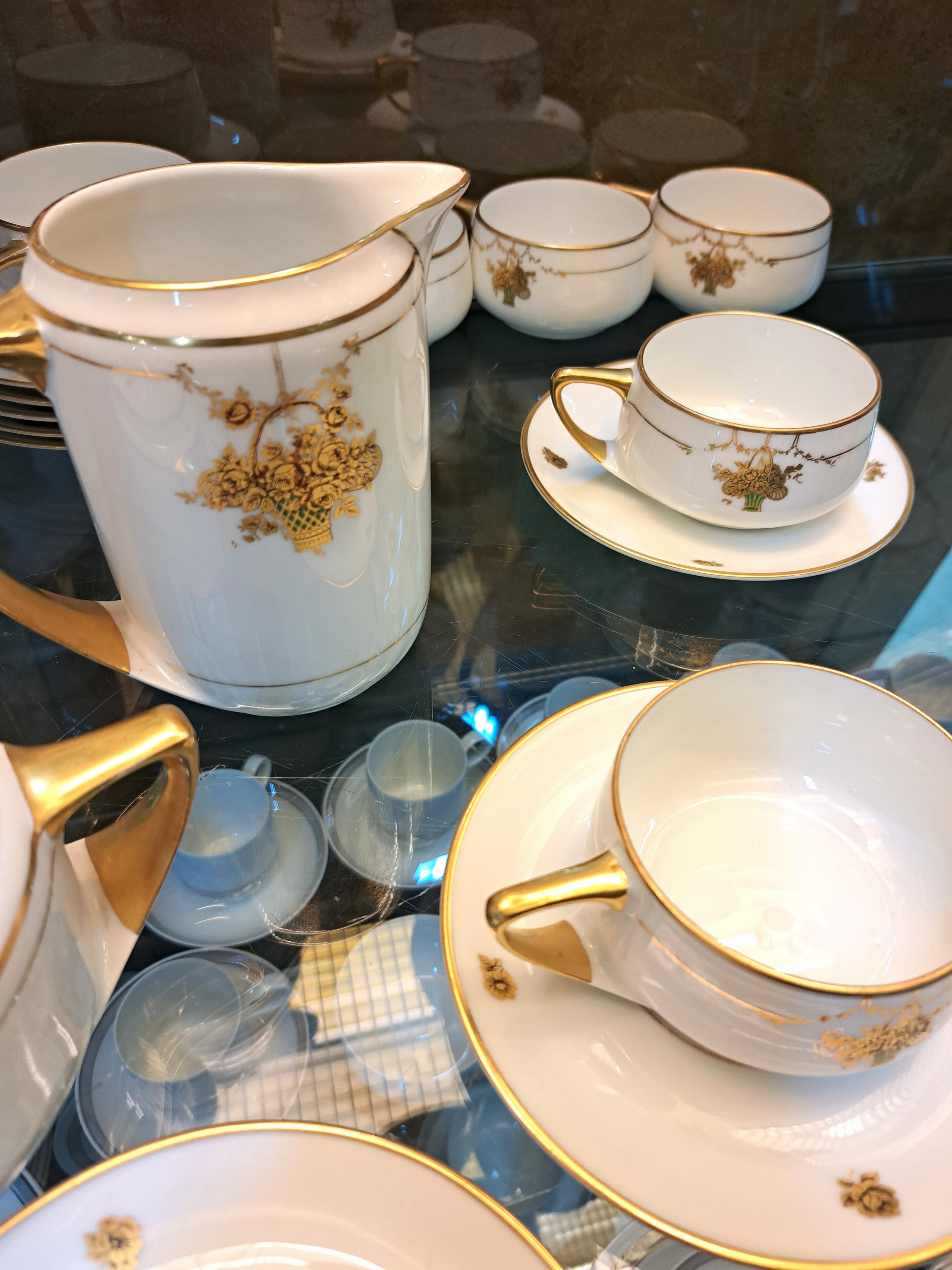 Detail e: Service, Karlsbad, um 1900, Jugendstil, Böhmen, komplett für 12 Personen, Porzellan, Blumenkorbdekor, reiche Goldstaffage, Kaffeekanne, Teekanne, ...
