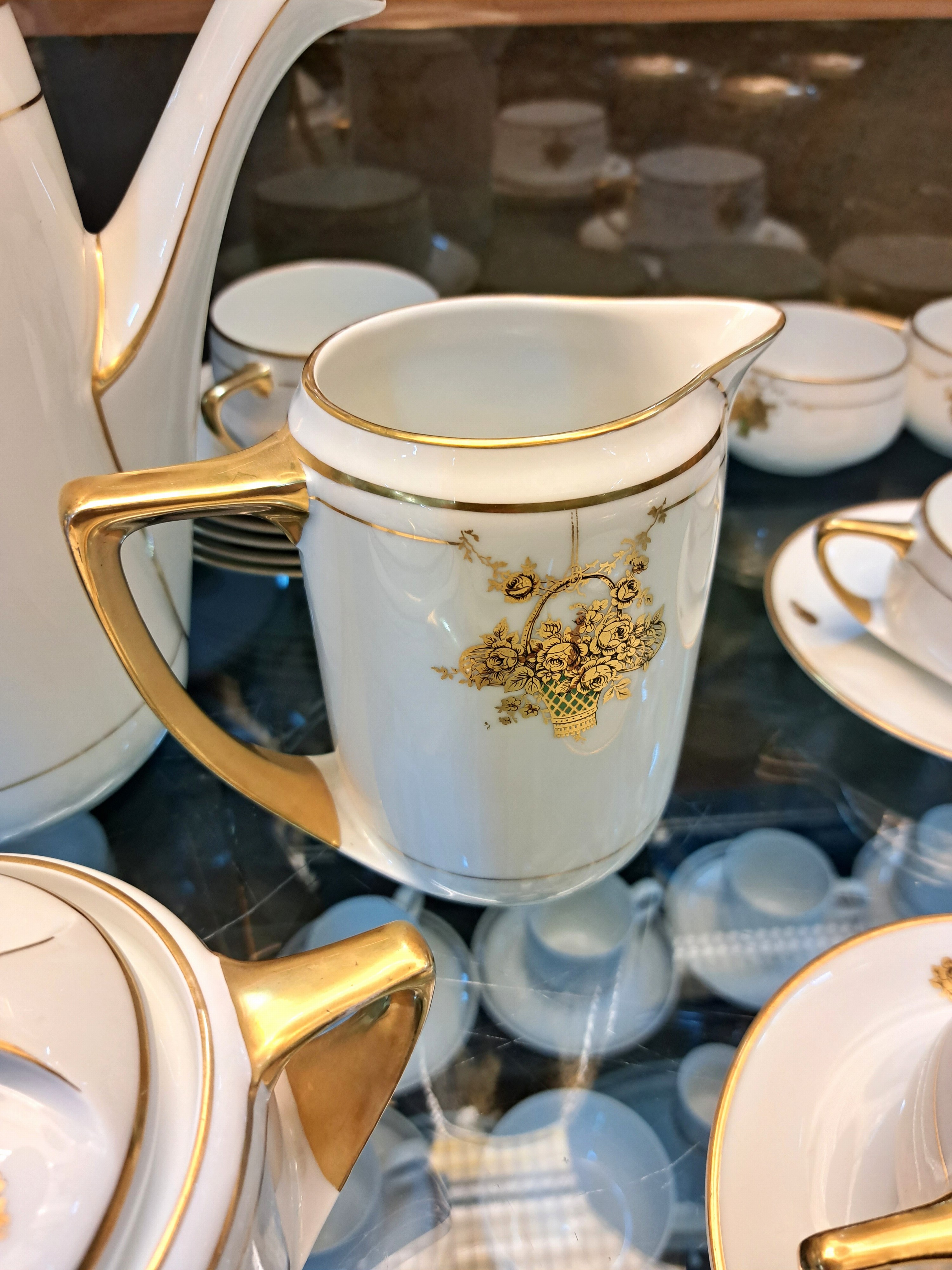 Detail f: Service, Karlsbad, um 1900, Jugendstil, Böhmen, komplett für 12 Personen, Porzellan, Blumenkorbdekor, reiche Goldstaffage, Kaffeekanne, Teekanne, ...