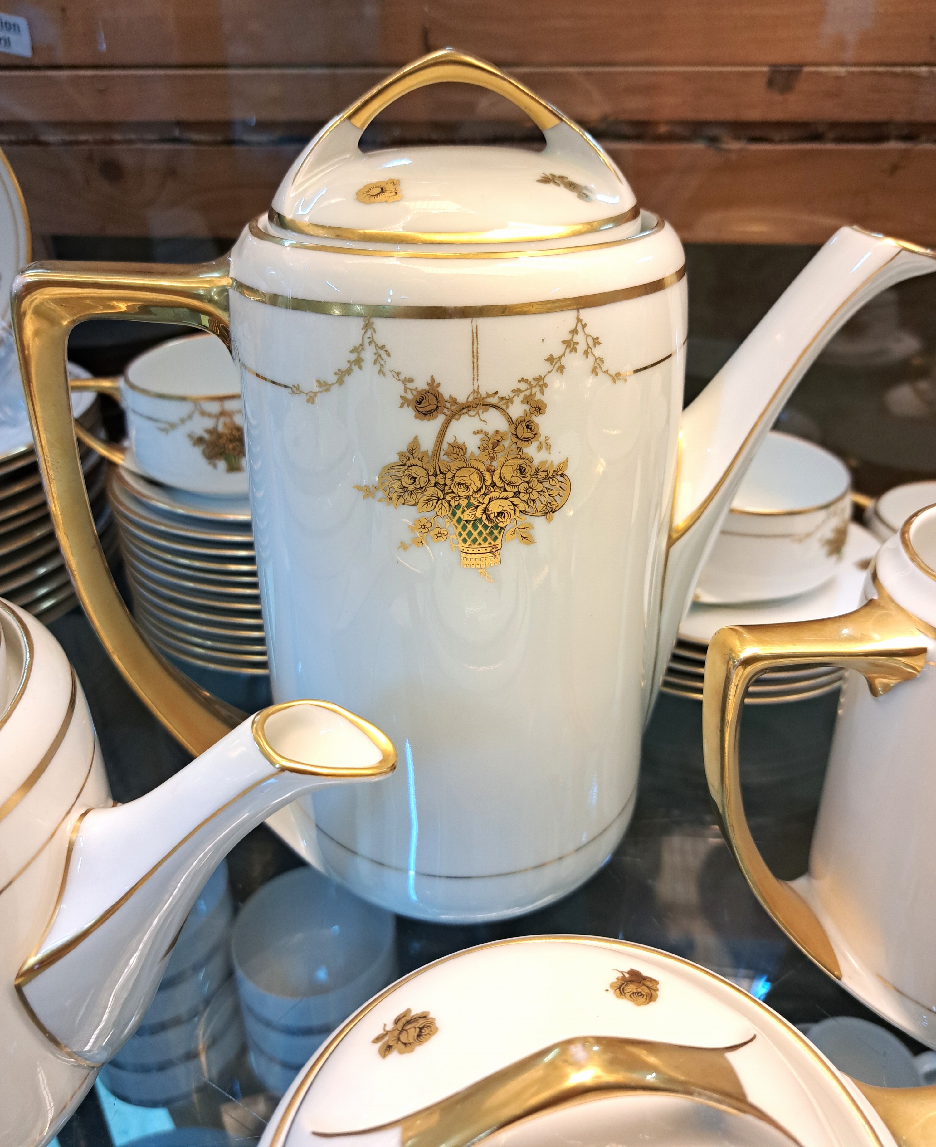 Detail g: Service, Karlsbad, um 1900, Jugendstil, Böhmen, komplett für 12 Personen, Porzellan, Blumenkorbdekor, reiche Goldstaffage, Kaffeekanne, Teekanne, ...