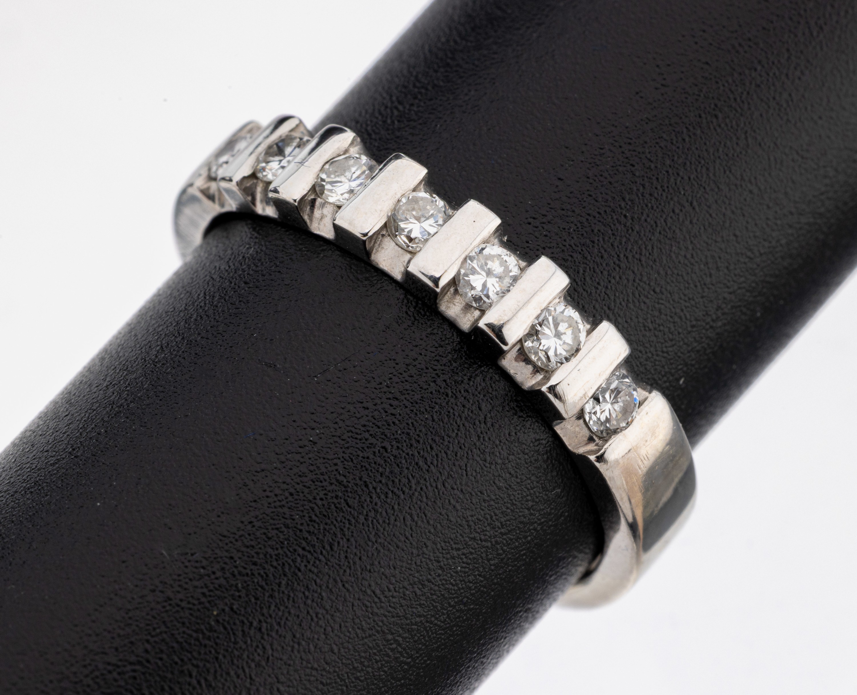 Image 27124536 - 14 kt Gold Brillant-Ring, WG 585/000, 7 Brillanten zus. ca. 0.35 ct Weiß/si, RW 61, ...