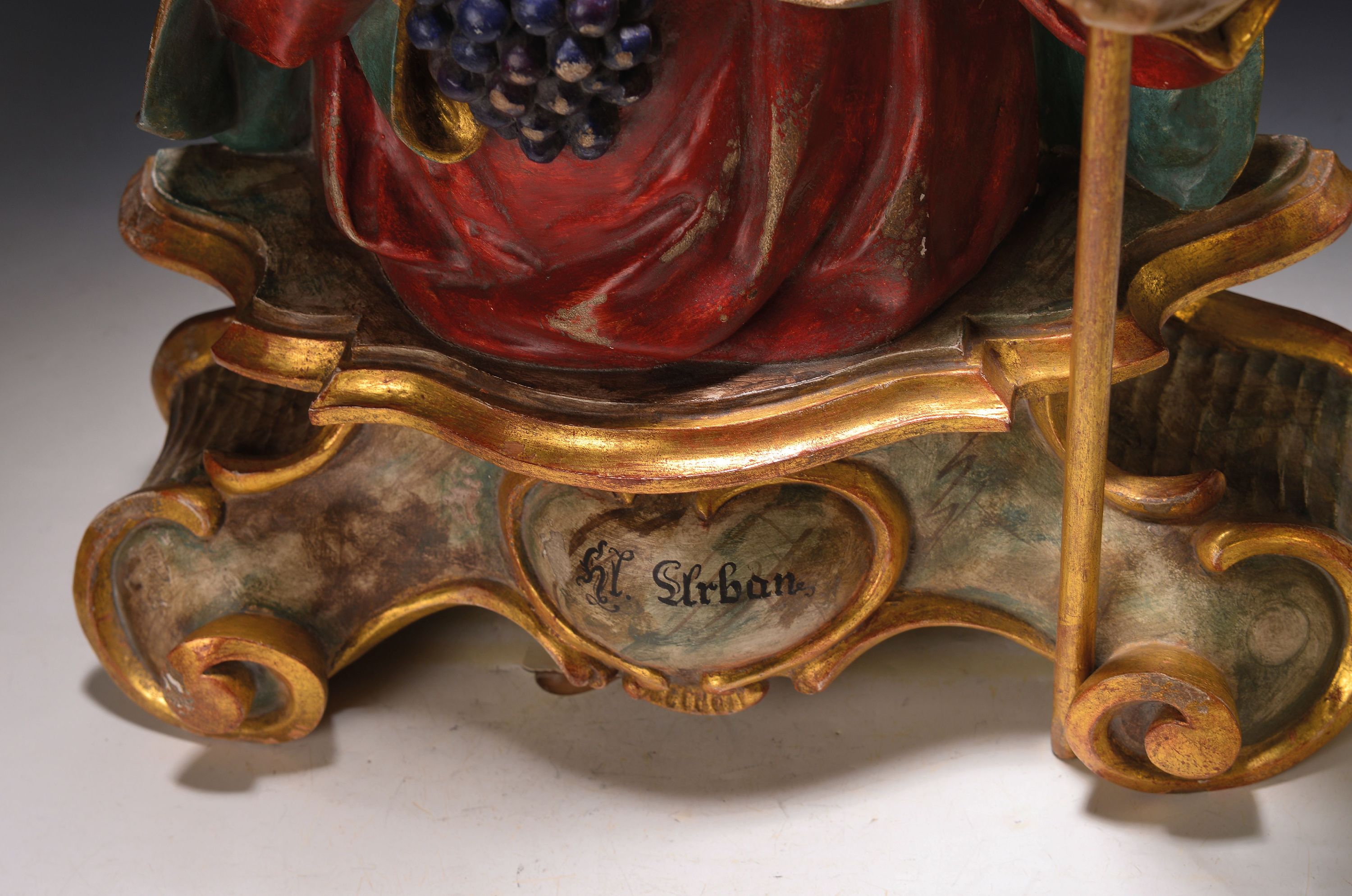 Detail a: Bildschnitzerei, Sepp Erhard, Heiliger Urban, Lindenholz geschnitzt, und bunt gefaßt, mit Echtvergoldung, ca. 77.5x 45 cm, der Schnitzer ist bekannt ...